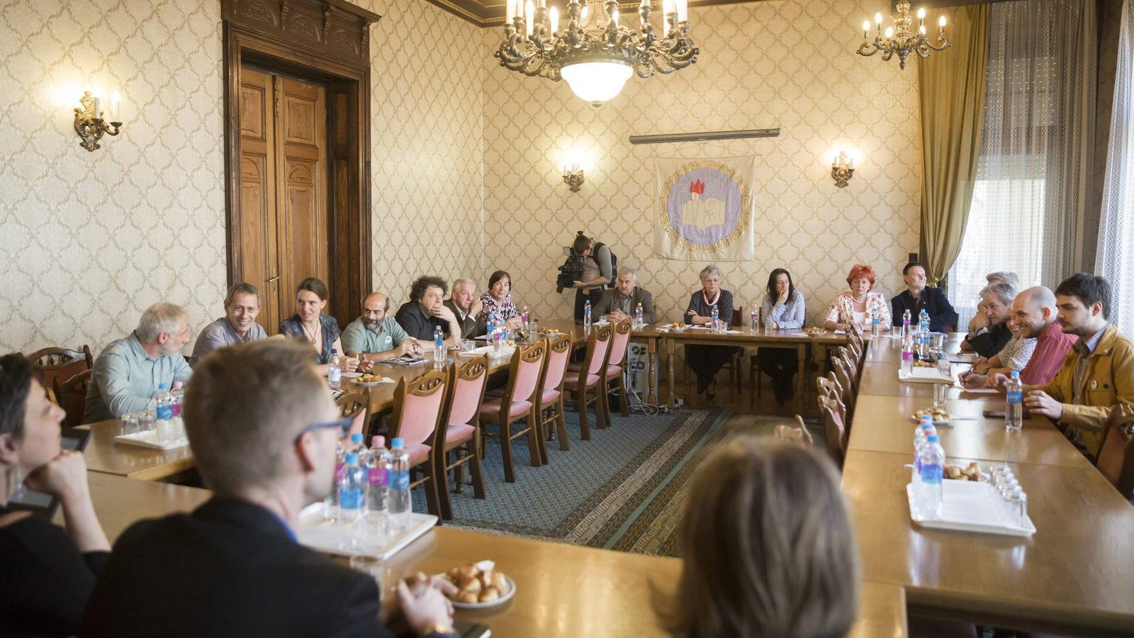 A Pedagógusok Sztrájkbizottságának tagjai (a Pedagógusok Szakszervezete, az Oktatási Vezetők Szakszervezete, a Magyar Közoktatás