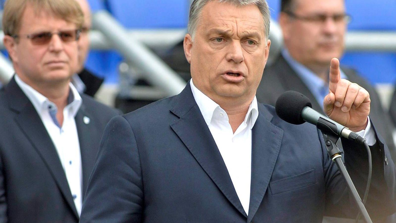 Orbán Viktor miniszterelnök beszédet mond az újjáépített Tiszaligeti Stadion megnyitóján Szolnokon 2016. április 9-én. MTI Fotó: