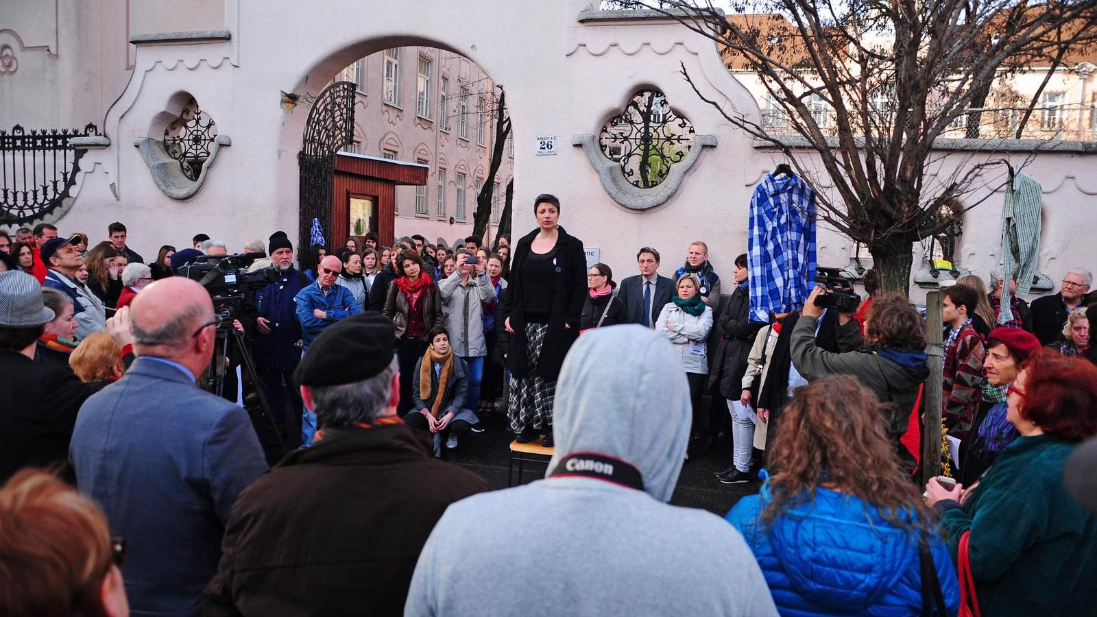 Néhány hete a Kölcsey Ferenc Gimnázium előtt is egy órát demonstráltak, most kétórás figyelmeztető sztrájk készül FOTÓ: MOLNÁR Á