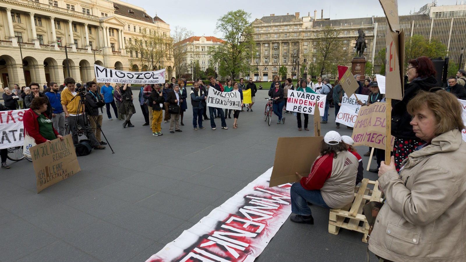 A Város Mindenkié csoport demonstrációja a Parlament előtt.  MTI Fotó: Szigetváry Zsolt