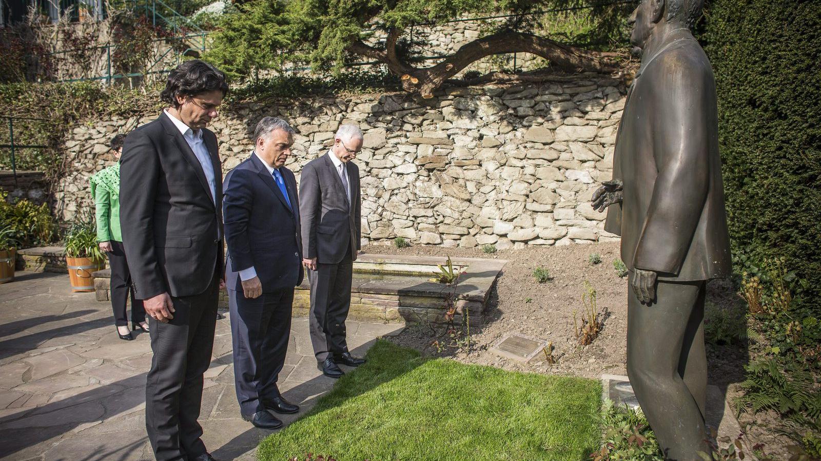 Orbán Viktor miniszterelnök fejet hajt Konrad Adenauer szobránál  Bonn közelében 2016. április 19-én. MTI Fotó: Miniszterelnöki 