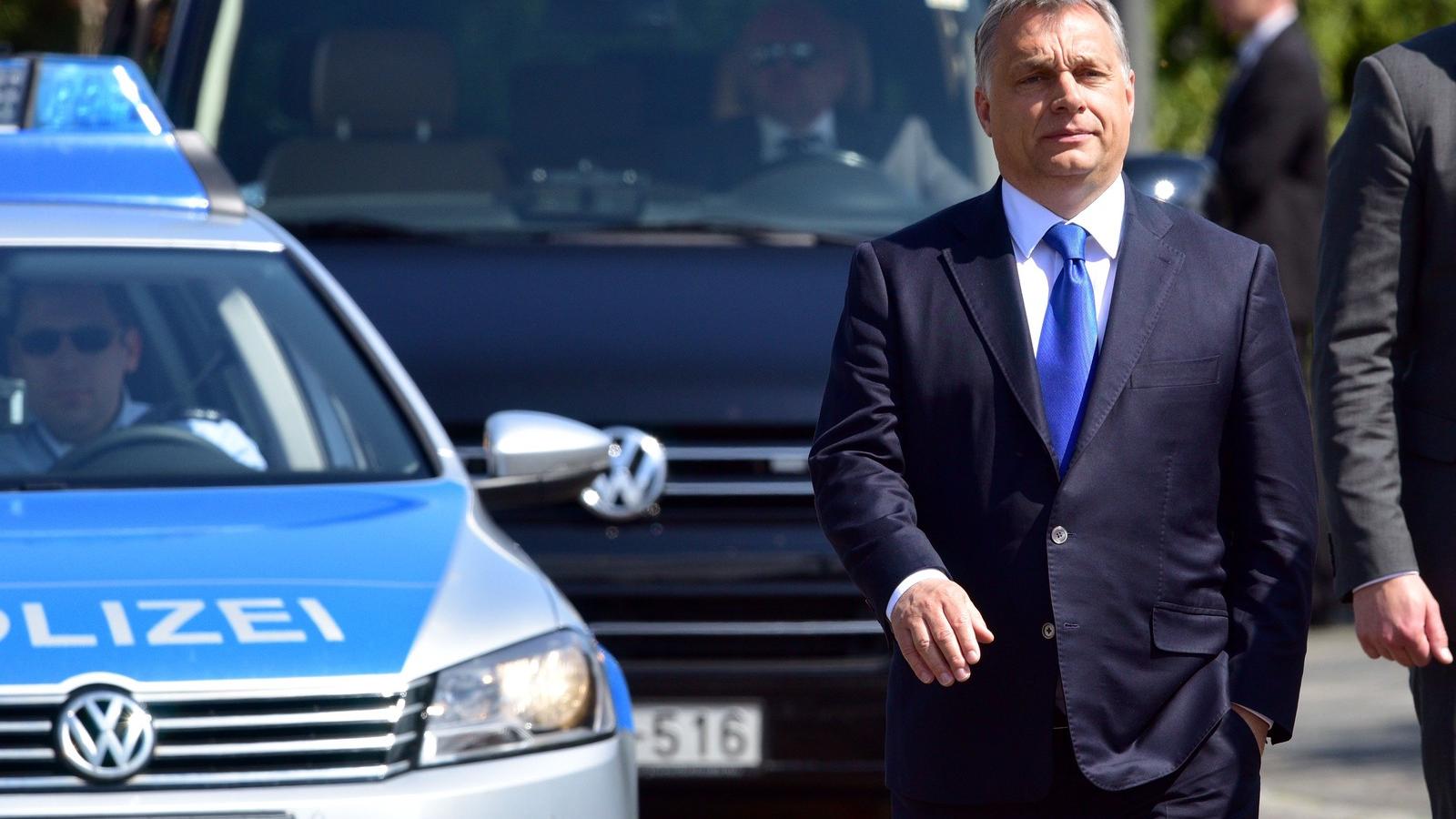 Orbán Kohl háza előtt. FOTÓ: Getty Images