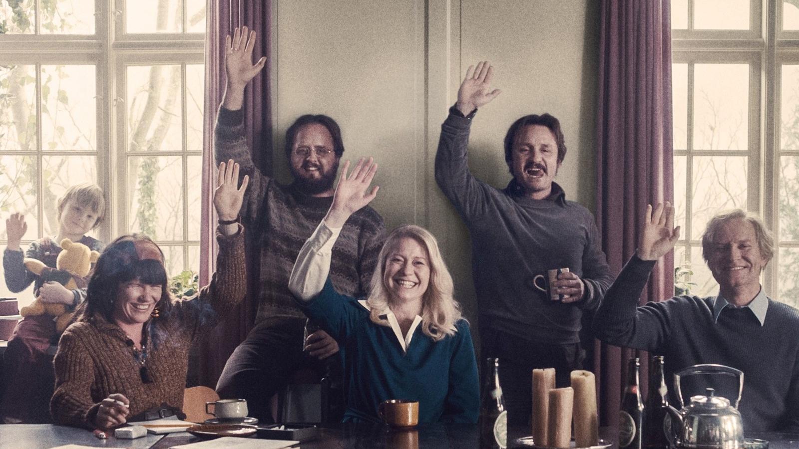 Szavaz a kommuna: középen az idei berlini díjnyertes Trine Dyrholm, mellette jobbra a Szász János-filmekből ismert Ulrich Thomse