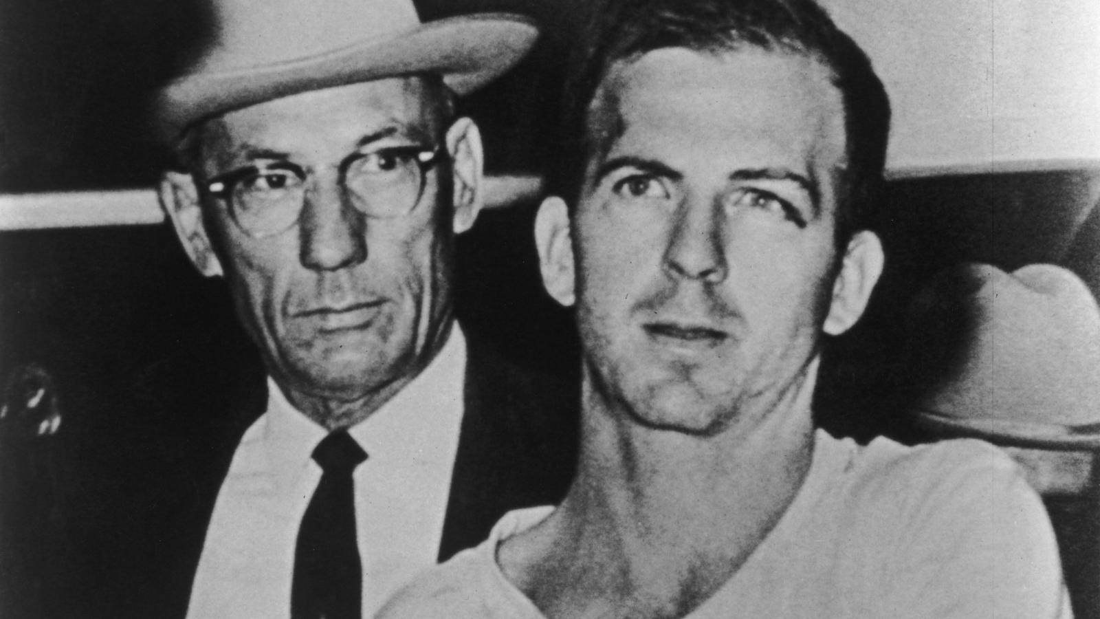 Lee Harvey Oswald, az állítólagos merénylő letartóztatásban - Dallas, Texas, 1963 Fotó: Hulton Archívum / Getty Images