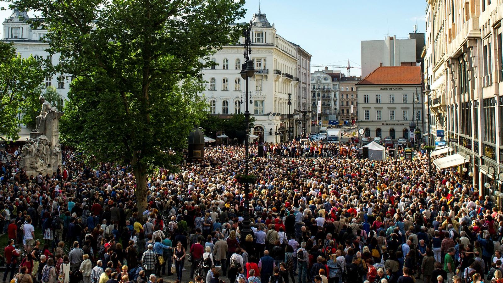 A Budapesti Fesztiválzenekar a közönséggel közös zenéléssel demonstrált szombaton a Vörösmarty téren FOTÓ: VAJDA JÓZSEF 