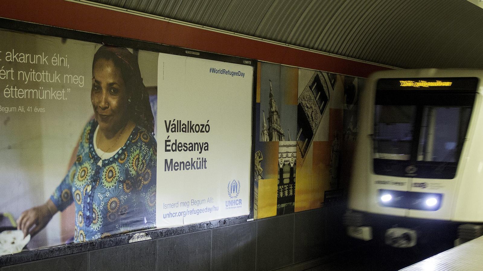 Föld felett gyűlölet, föld alatt együttérzés – az UNICEF plakátja a budapesti metróban FOTÓ: MOLNÁR ÁDÁM