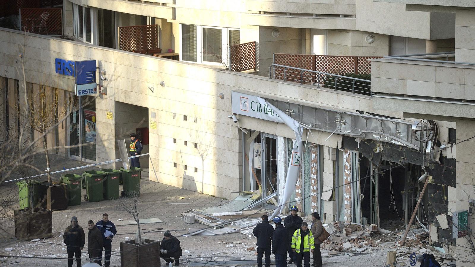 Egy vízszintes tartógerenda, aminek fontos statikai szerepe van, meghajlott és berepedezett a robbanás következtében. Fotó: Bruz