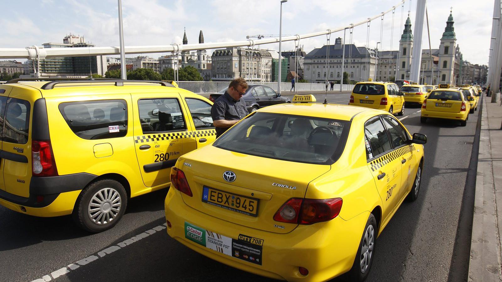 Az Uber személyszállító szolgáltatás ellen demonstráló taxisok Budapesten, az Erzsébet hídon 2016. május 17-én. MTI Fotó: Sziget