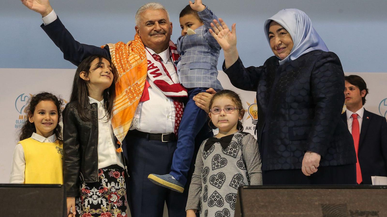 Binali Yildirim családjával együtt érkezett az őt kormányfővé választó rendkívüli AKP-kongresszusra FOTÓ: EUROPRESS/GETTY IMAGES