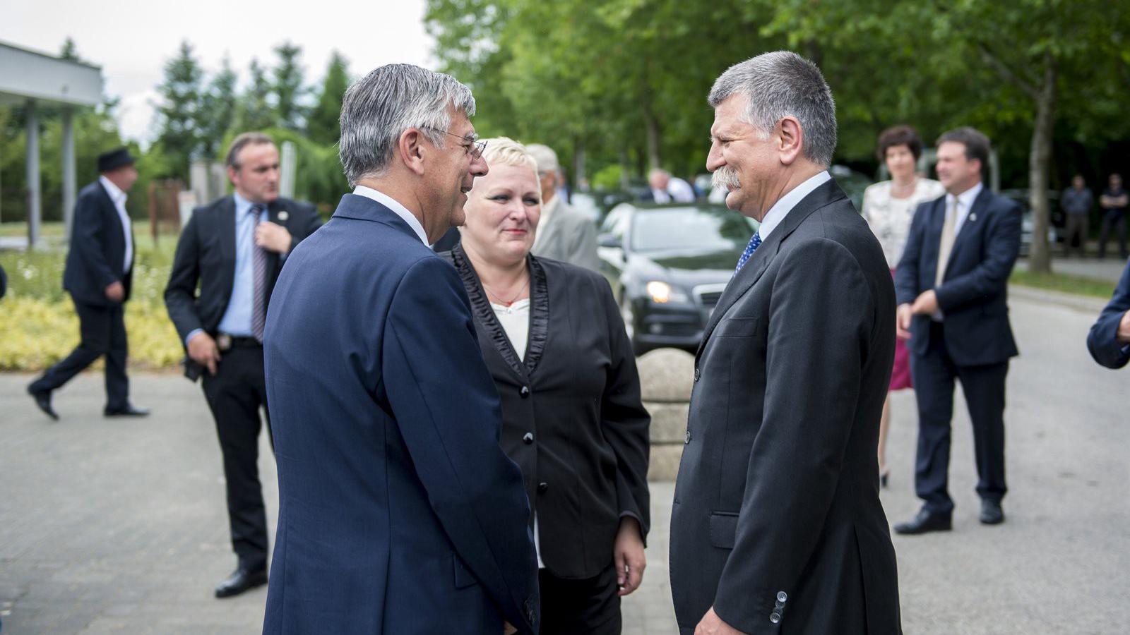 Kövér Lászlót fogadja Zeljko Reiner, a horvát parlament a város védőinek emlékművénél Vukováron 2016. június 1-jén. MTI Fotó: Só