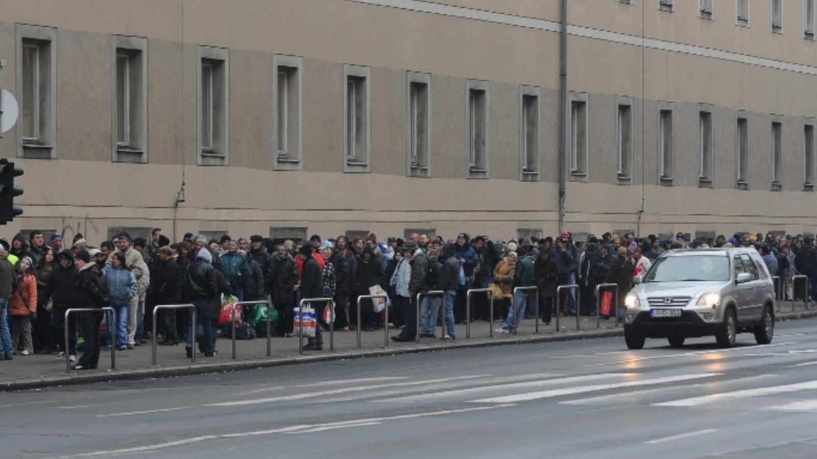 Egy zsák krumplira és egy forró levesre várva a Blaha Lujza téren – Kérdés, meddig engedélyezi a főváros a belváros forgalmas te