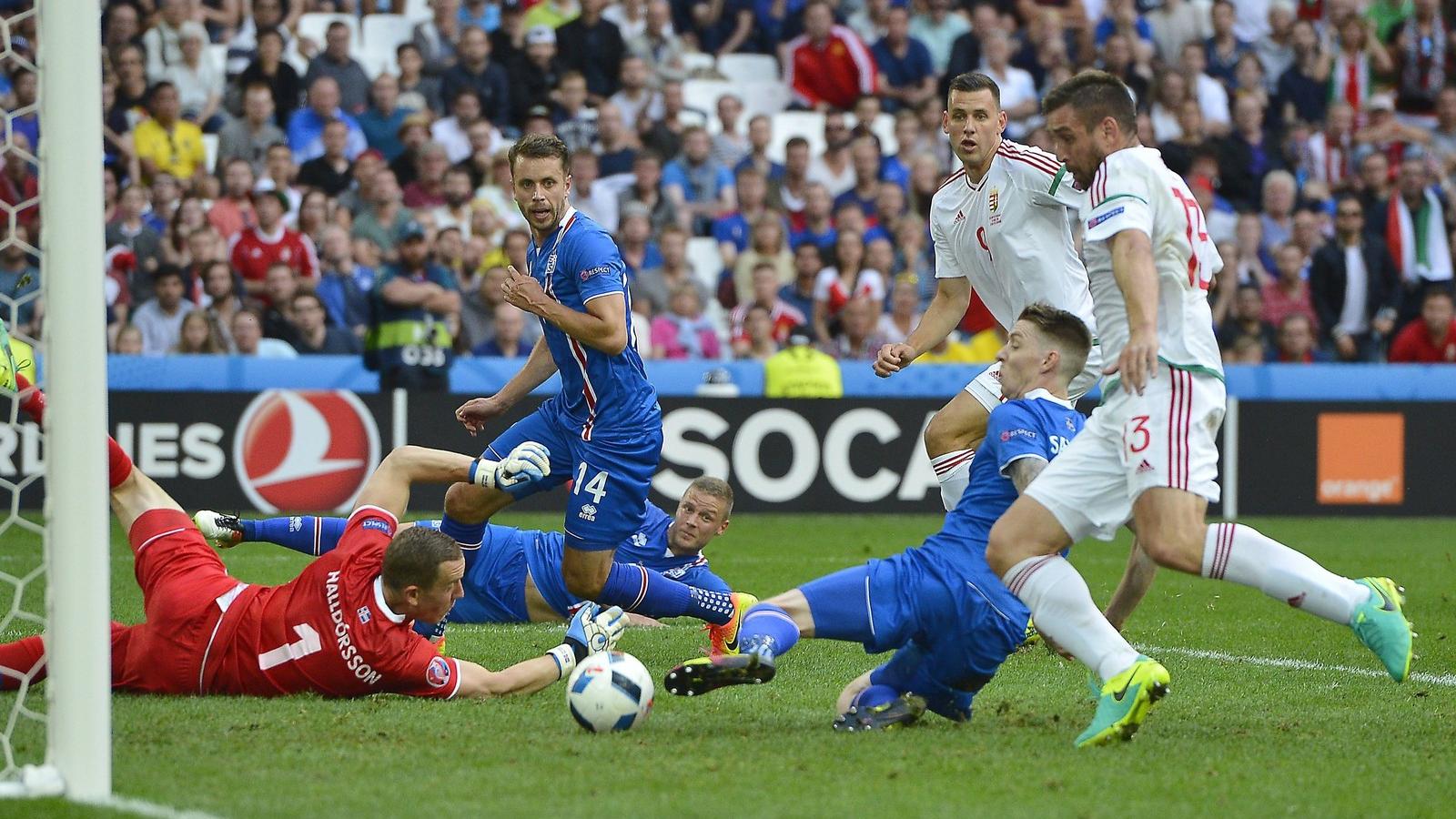 Nikolics beadása után az izlandi védő megelőzte Bödét – és ezzel az öngóllal egyenlített a magyar válogatott FOTÓ: MTI/ILLYÉS TI
