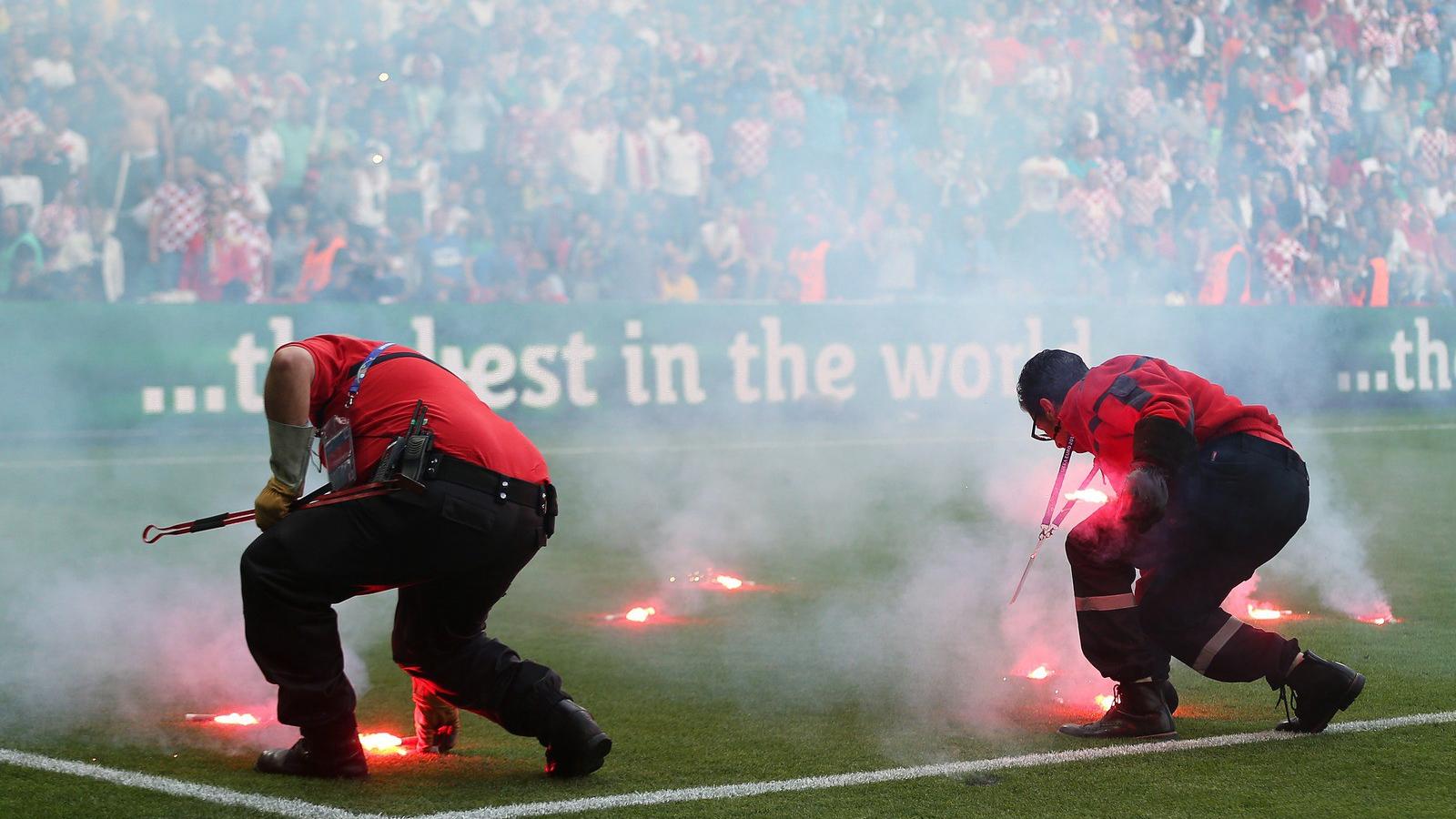 Petárdákat és füstbombákat dobáltak a horvátok a játéktérre FOTÓ: EUROPRESS/GETTY IMAGES/ CHRIS BRUNSKILL