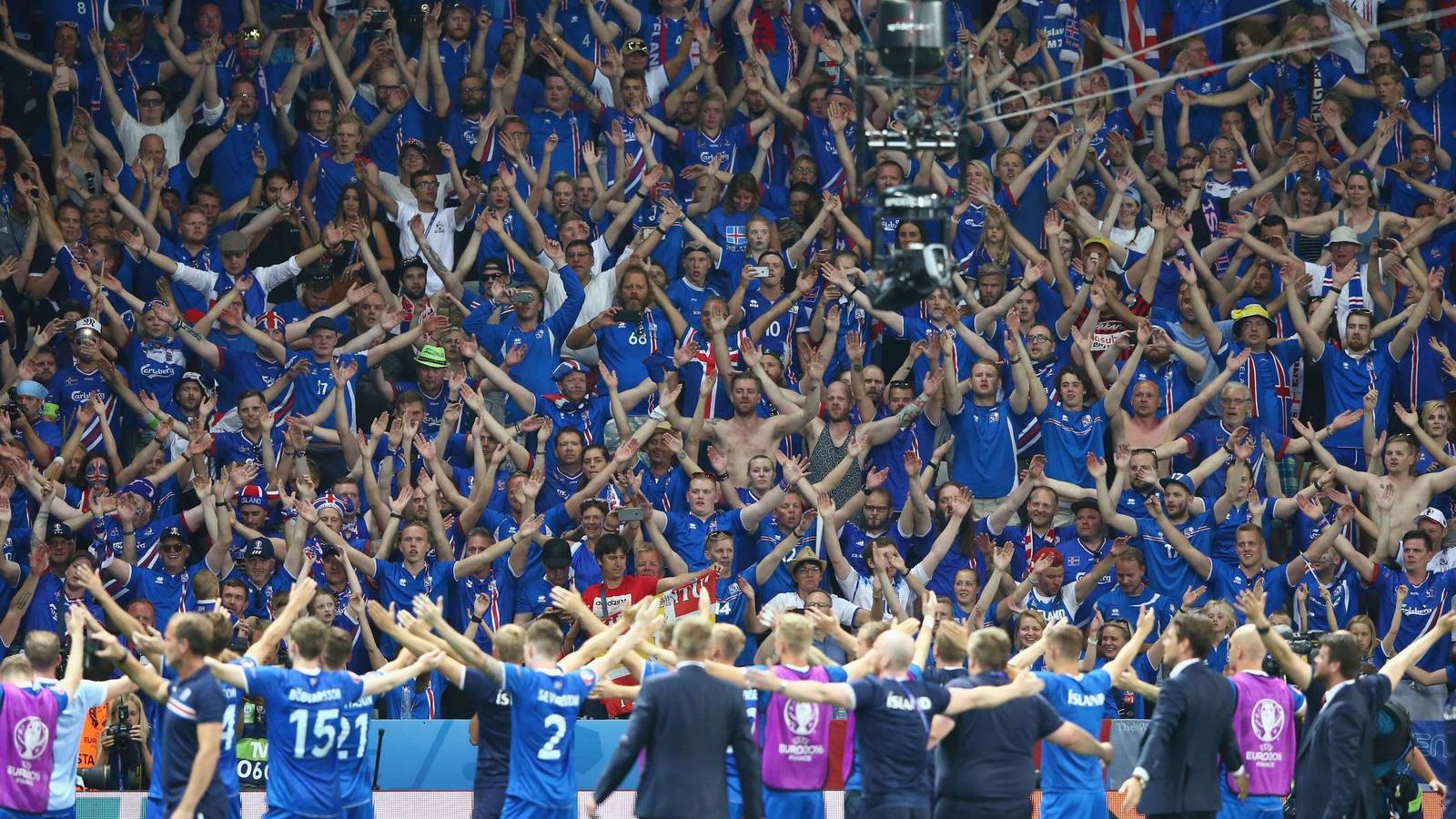 A győzelem után együtt ünnepeltek az izlandi játékosok a szurkolókkal FOTÓ: EUROOPRESS/GETTY IMAGES/ALEX LIVESEY