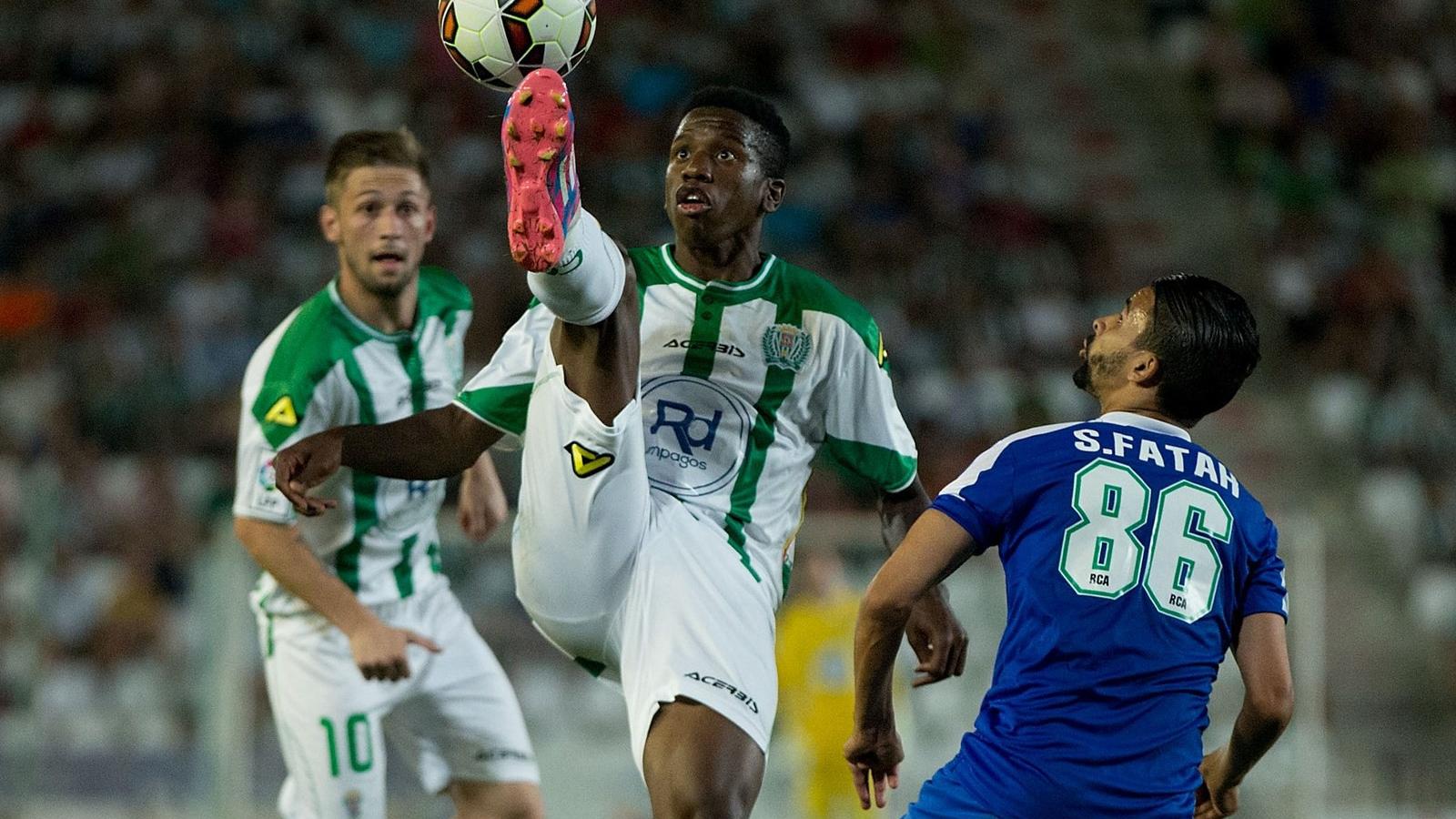 Középen Patrick Ekeng. FOTÓ: Gonzalo Arroyo Moreno/Getty Images