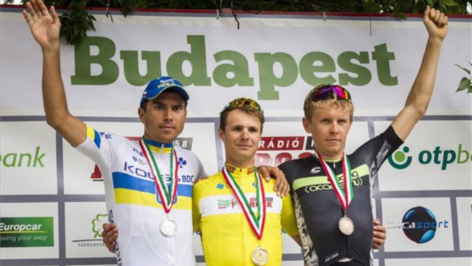 Az 1. helyezett észt Mihkel Raim, a Cycling Academy (k), a 2. helyezett ukrán Olekszandr Polivoda, a Kolss-BDC (b) és a 3. helye