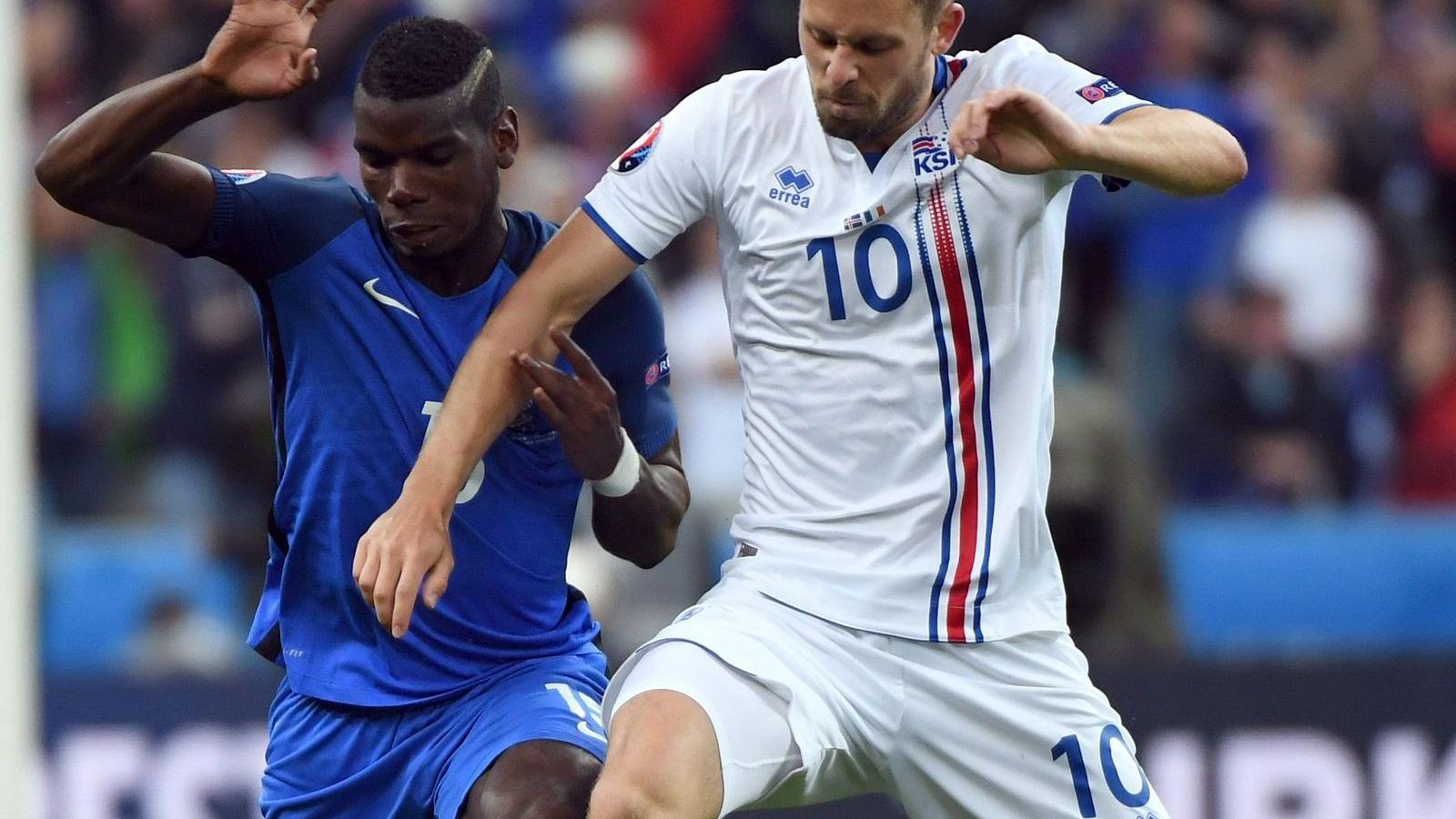 Pogba (balra) és Gylfi Sigurdsson csatájából előbbi jött ki győztesen FOTÓ: EUROPRESS/GETTY IMAGES/STANLEY CHOU