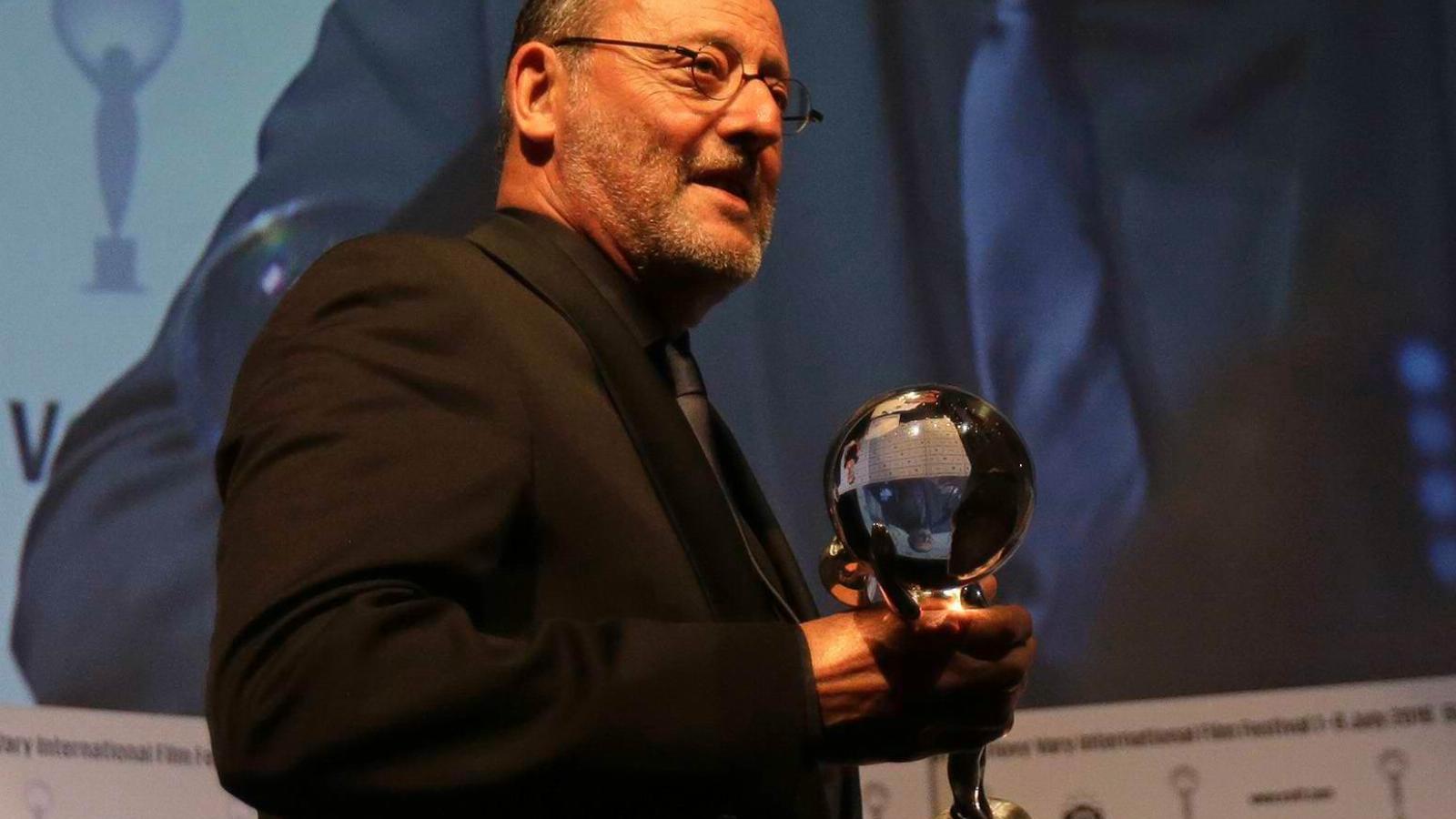 Jean Reno a frissen átvett díjával FOTÓ: KVFF