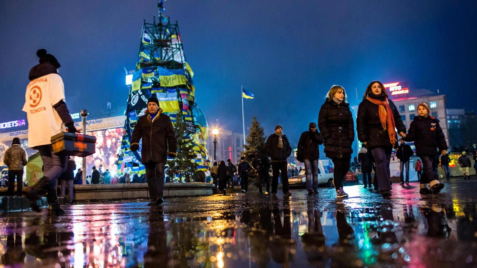 Tüntetők ezrei tiltakoznak folyamatosan Kijevben, a Függetlenség terén. Fotó: Brendan Hoffman/Getty Images.