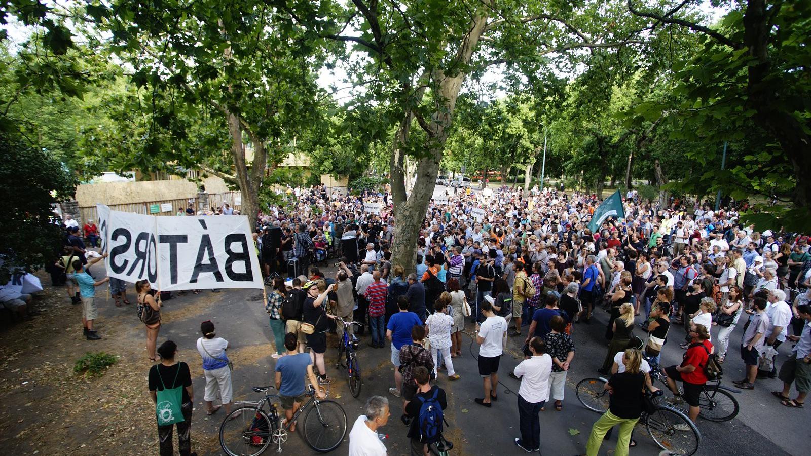 Ligetvédők demonstrációja a Hungexpo irodaházaknál múlt hét szerdán. MTI Fotó: Balogh Zoltán