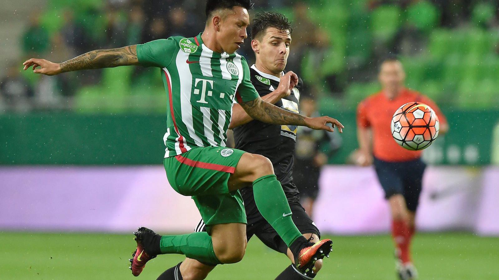 A ferencvárosi Cristian Ramirez (b) és a szombathelyi Gaál Bálint a labdarúgó OTP Bank Liga 1. fordulójában játszott Ferencváros