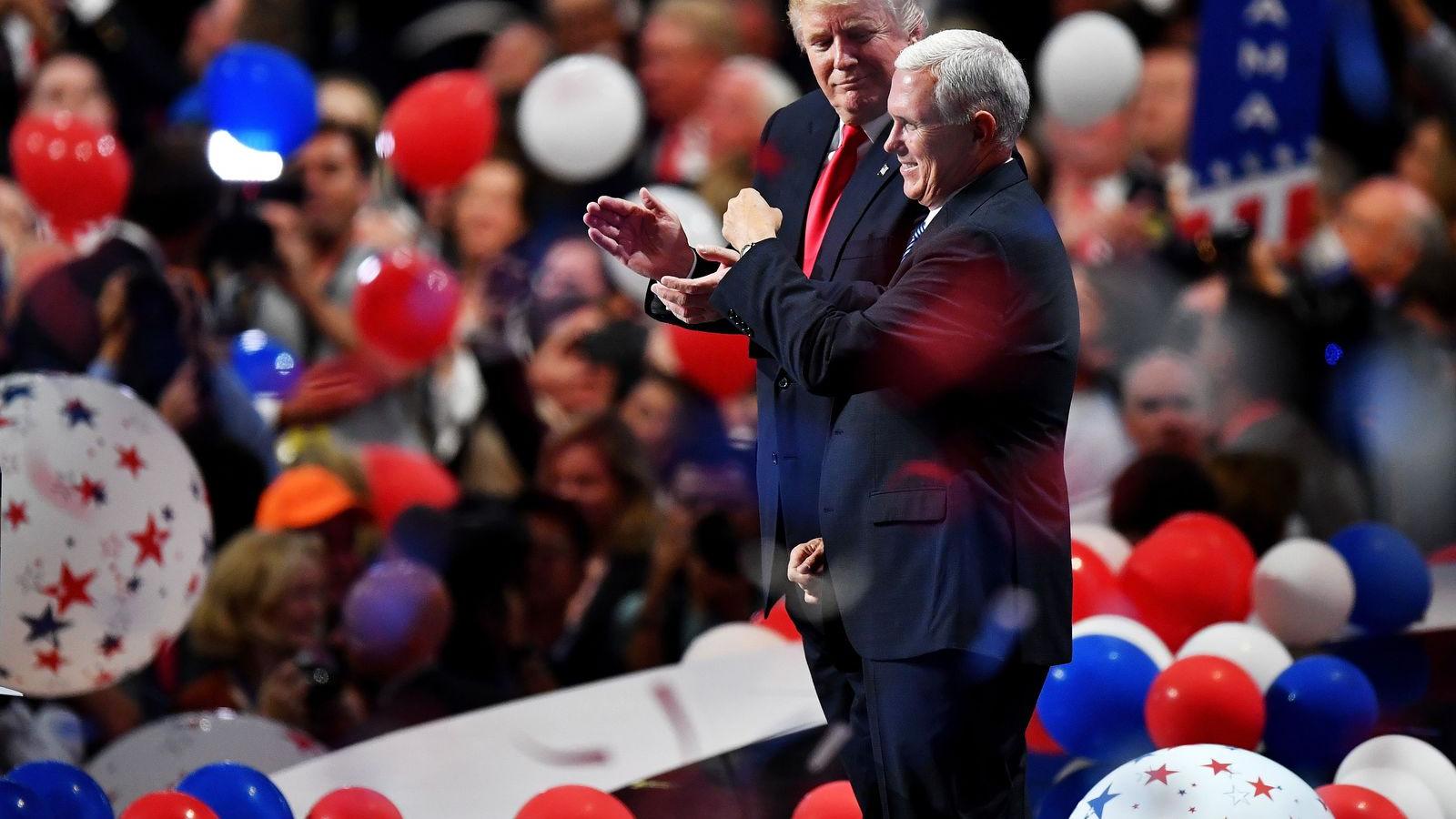 Donald Trump és Mike Pence lufik között a konvenció záróünnepségén FOTÓ: EUROPRESS/GETTY IMAGES/JEFF J. MITCHELL