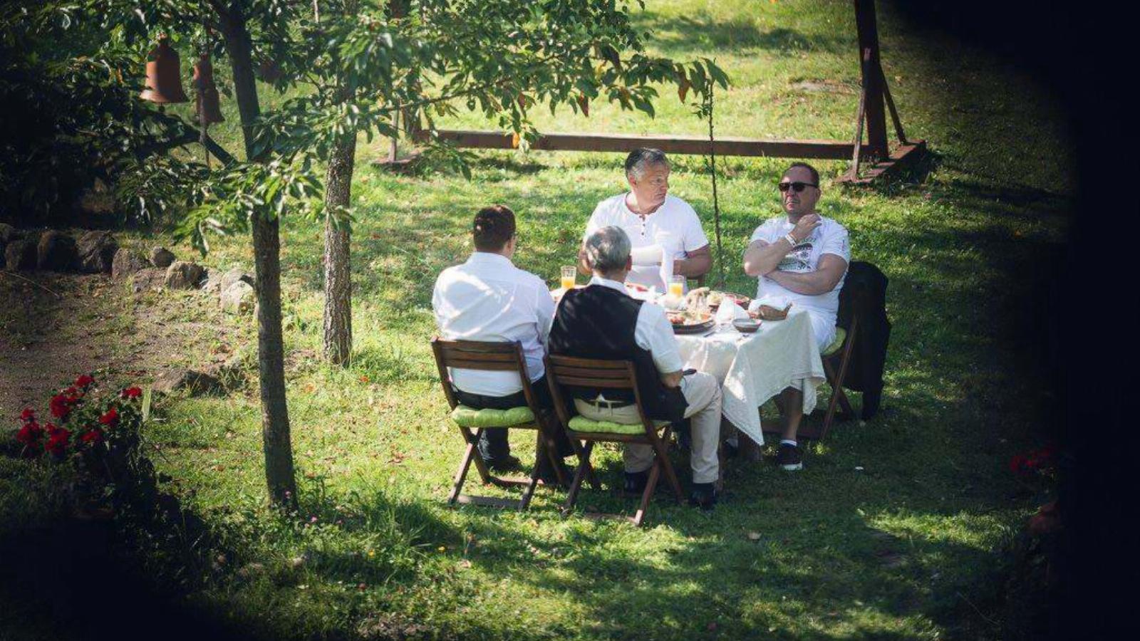 Tusnádfürdőn piknikezni is volt ideje a kormányfőnek: a tények megismerésére nem fordít ennyi energiát FORRÁS: ORBÁN VIKTOR/FACE