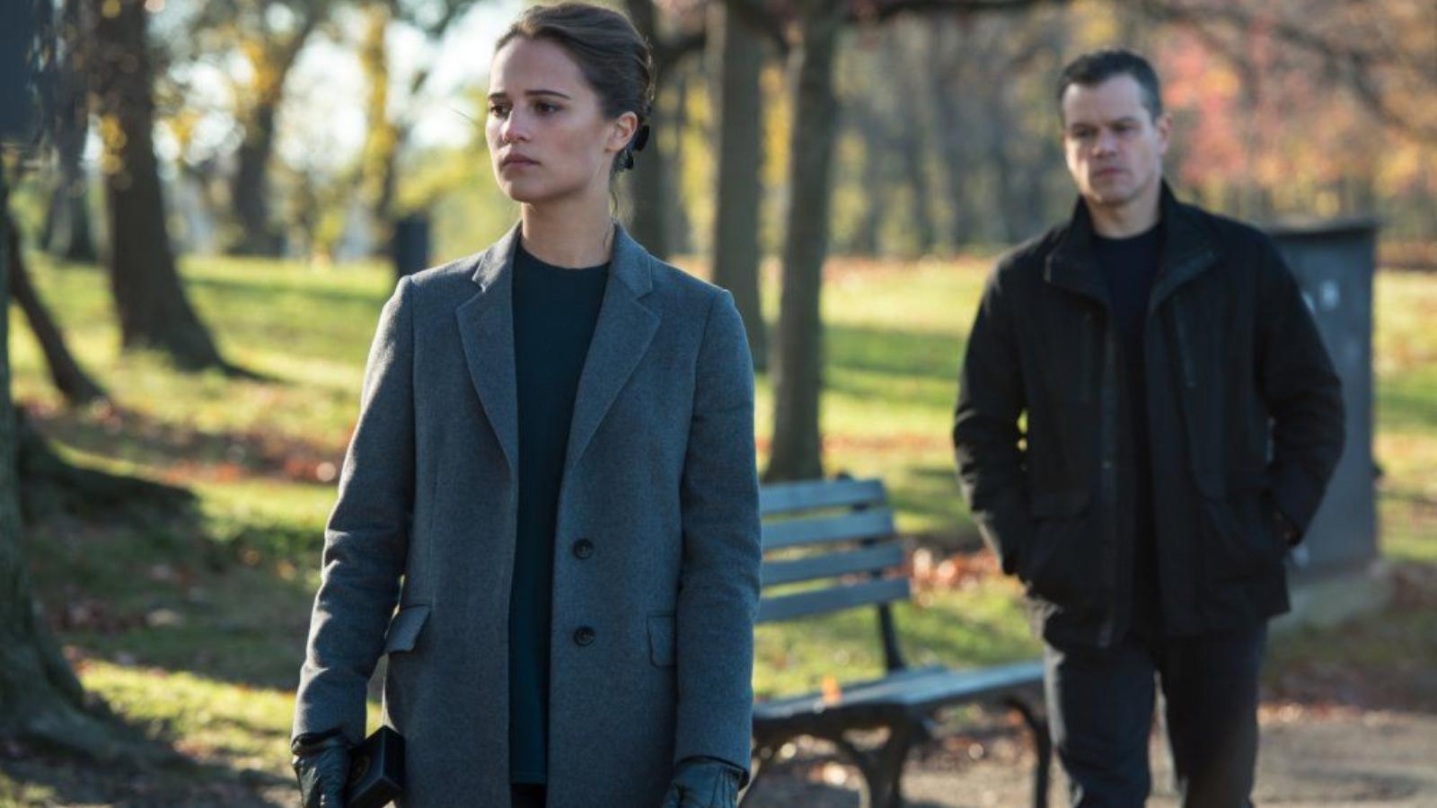 A bájos Alicia Vikander a csábítás trükkje közben Matt Damonnal a Bourne-filmben FORRÁS: UIP-DUNA FILM