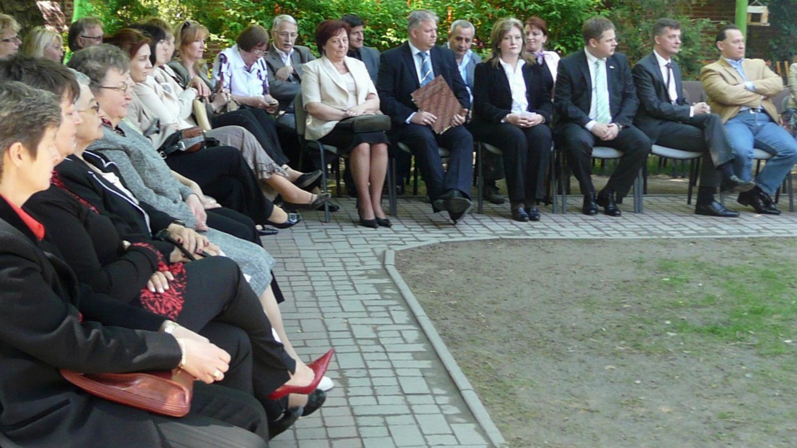 Az óvodában készült kép jobbszélén Vizoviczki László, mellette balra pedig Kubatov Gábor FORRÁS: WWW.WPAPERHD.COM