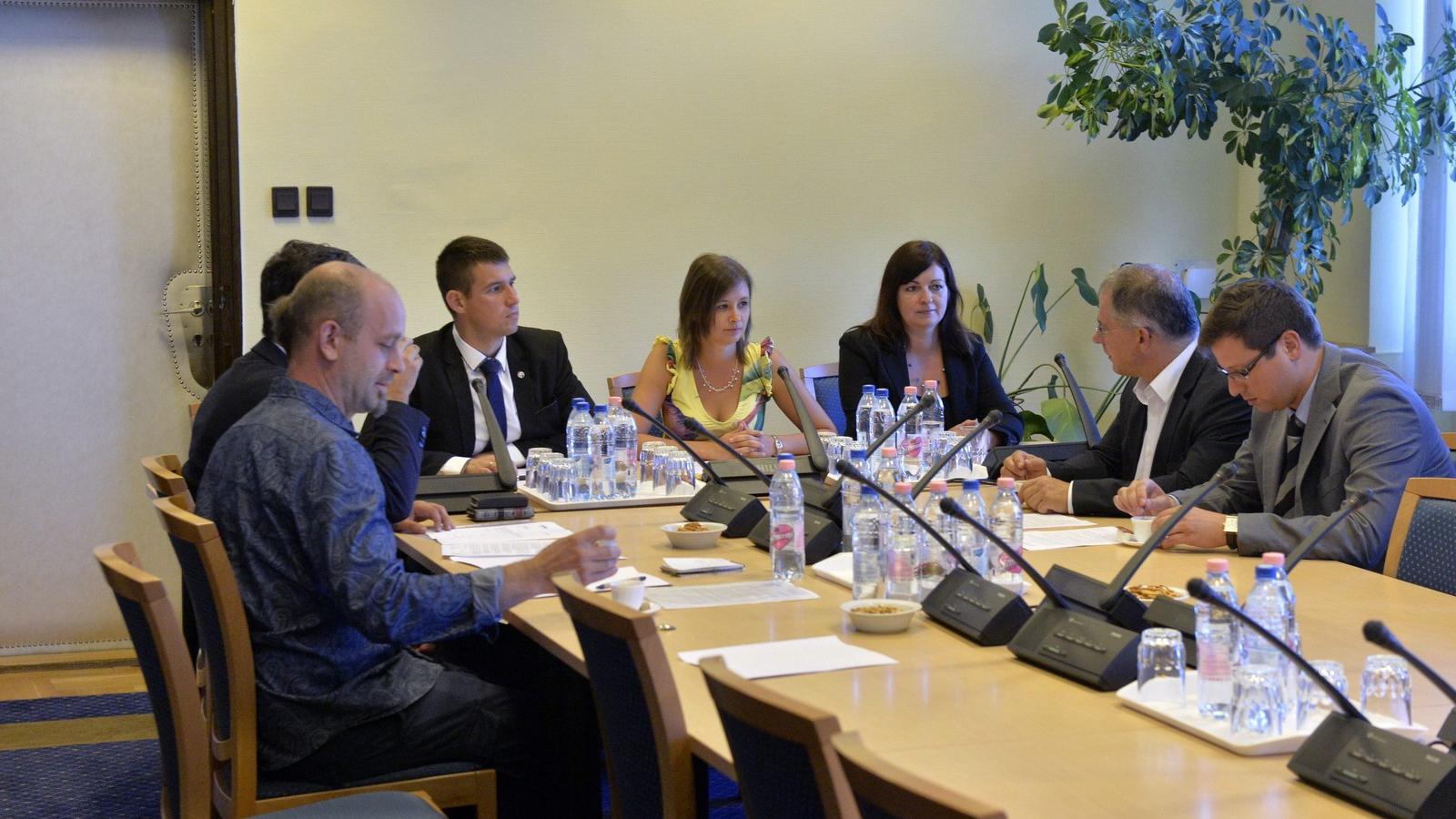 Hiába ültek heten is az asztal körül, az nemcsak kerek nem volt, de eredményes sem FOTÓ: MTI/MÁTHÉ ZOLTÁN