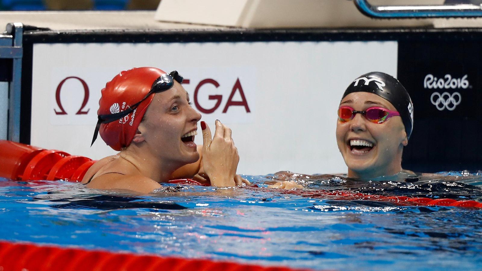 Francesca Halsall és Jeanette Ottesen már a versenyen. FOTÓ: Clive Rose/Getty Images