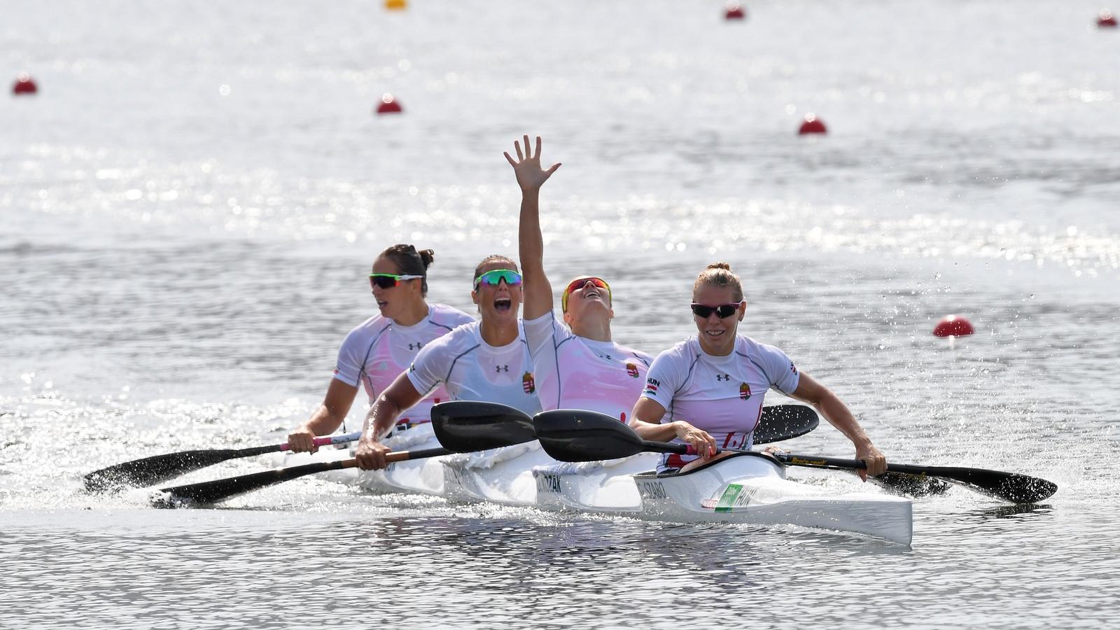 Kozák (a hajóban a második) az ötödik olimpiai aranyát ünnepelte, Szabó Gabriella (elől) pedig Rióban két aranyat nyert FOTÓ: SZ