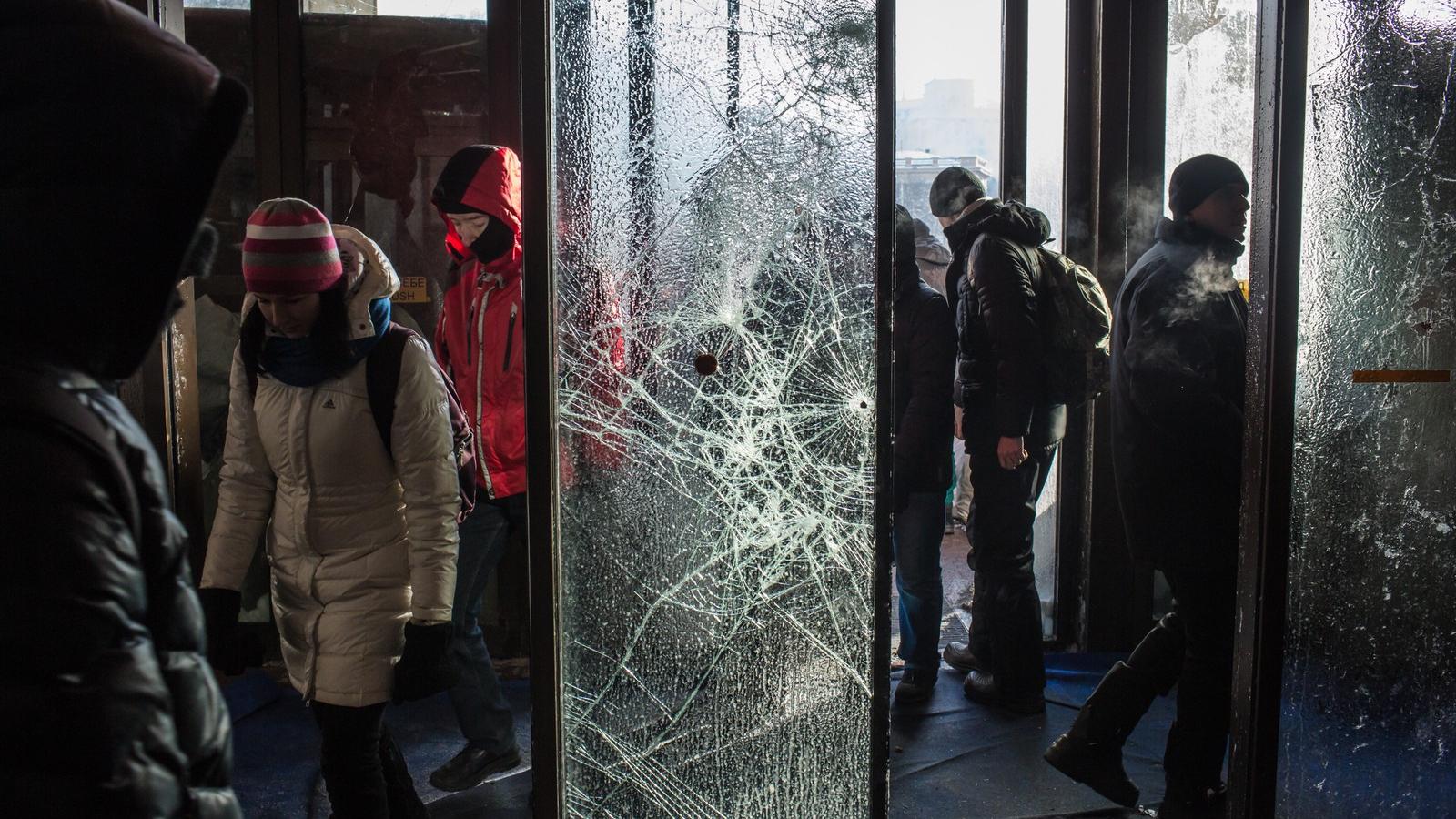 További épületek is a tüntetők kezén vannak, s nemcsak Kijevben, hanem vidéki városokban is. Fotó: Brendan Hoffman/Getty Images