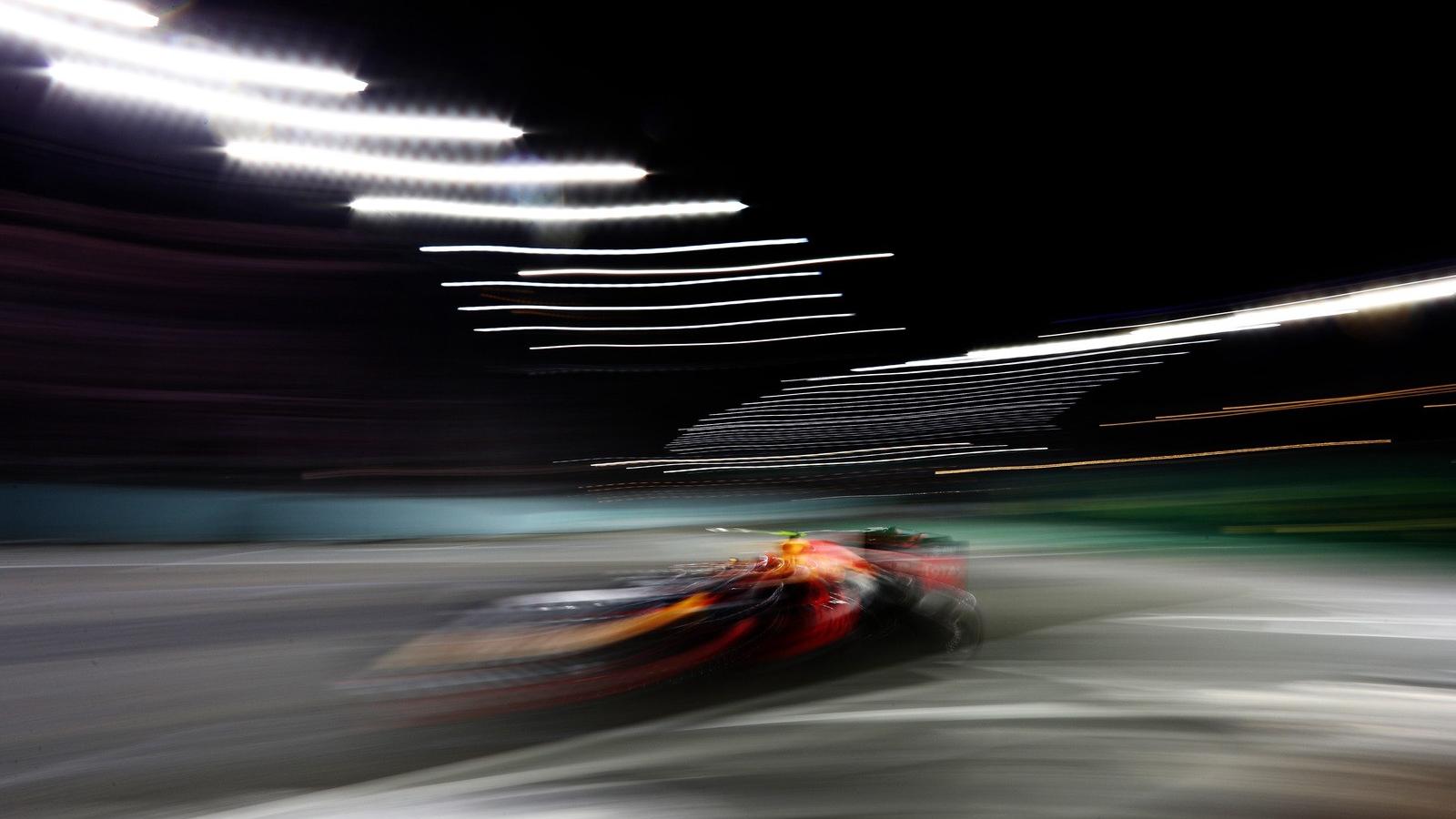 Verstappen kocsijának elmosódott sziluettje. FOTÓ: Clive Mason/Getty Images