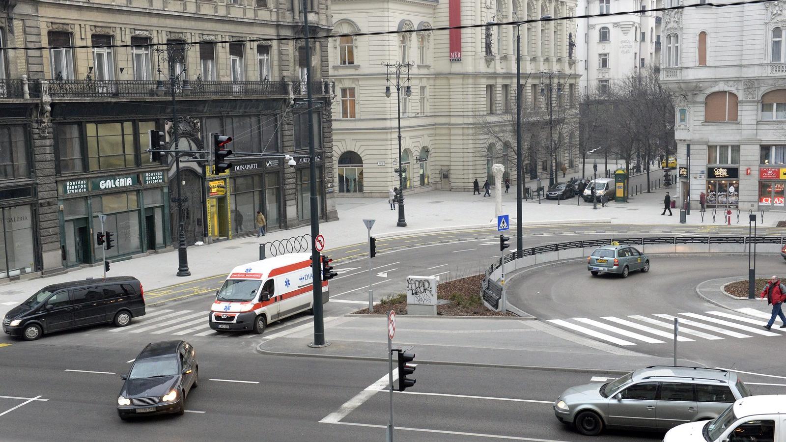 Átadták a rakpart felől az Erzsébet hídra vezető kétsávos felhajtó ágat, így az új jelzőlámpás csomóponton keresztül lehet felha