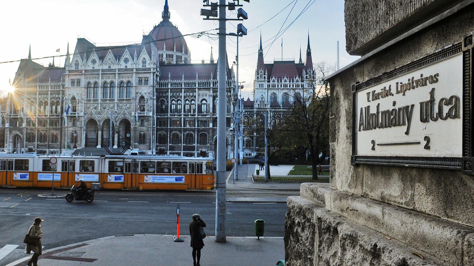 A referendum után biztosan dolga lesz a parlamentnek, s aztán talán még az oda vezető utca neve is megváltozik... FOTÓ: VAJDA JÓ