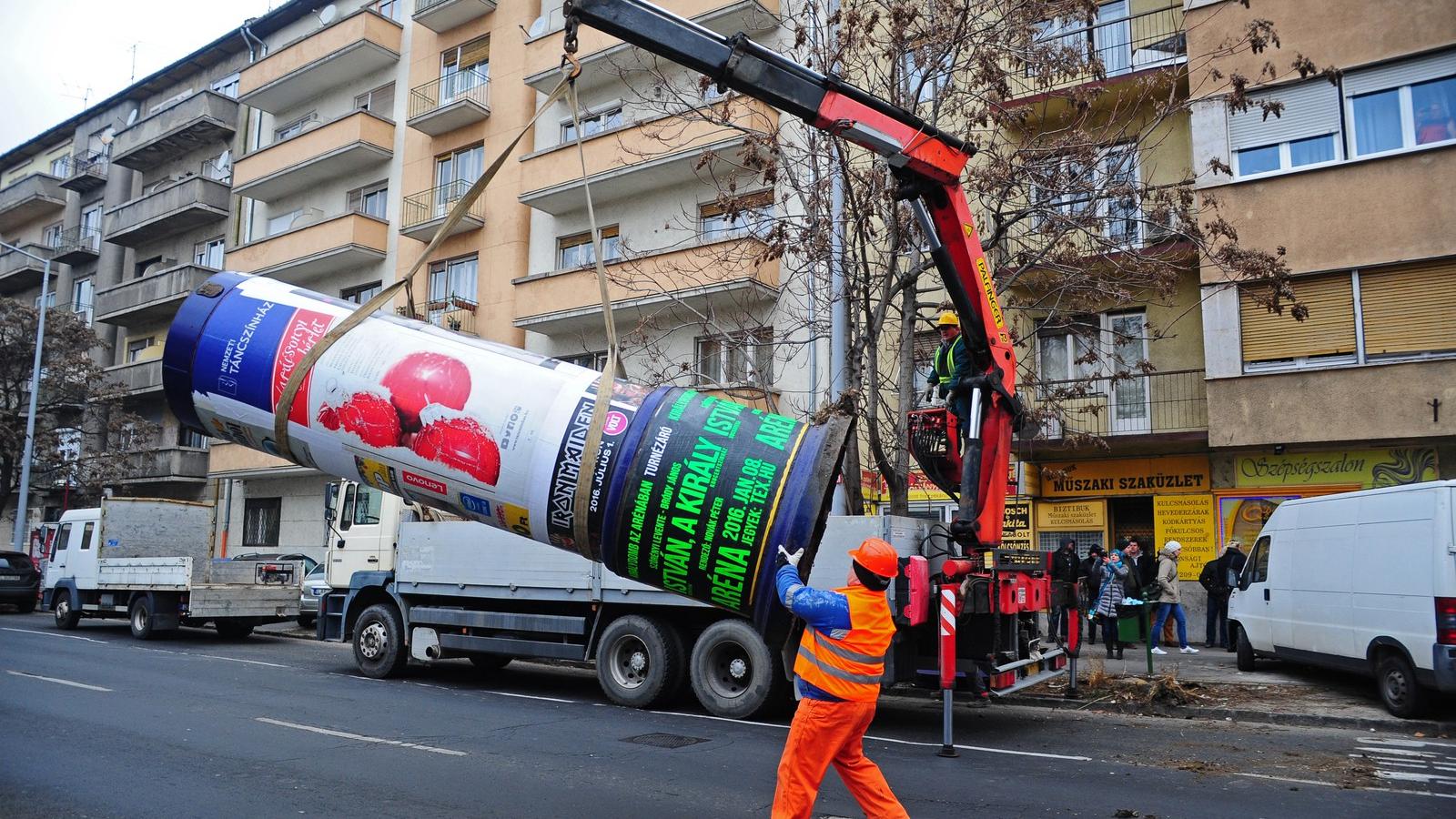 Simicska oszlopait január elején kezdték bontani a fővárosban. FOTÓ: Molnár Ádám/Népszava