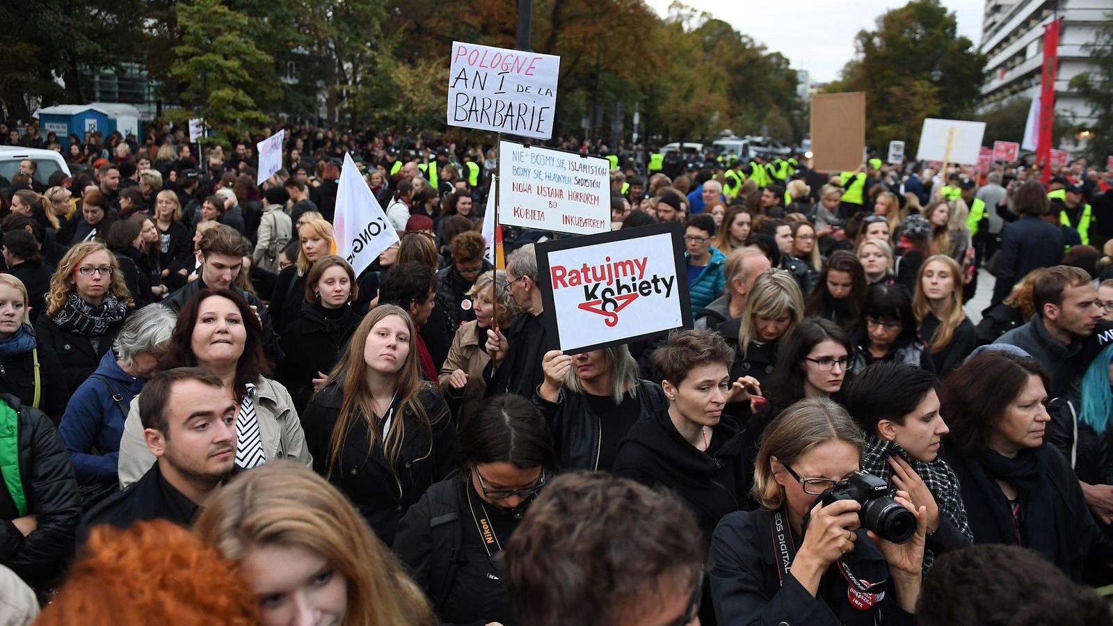 Fekete hétfő Lengyelországban – a legtöbb városban utcára vonultak FOTÓ: EUROPRESS/ GETTY IMAGES/MACIEJ GILLERT GALLO IMAGES POL