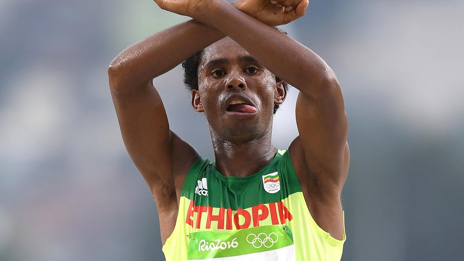 A hosszútávfutó Feyisa Lilesa e gesztusával hívta fel a figyelmet a hazájában tomboló erőszakra
FOTÓ: EUROPRESS/GETTY IMAGES/MAT