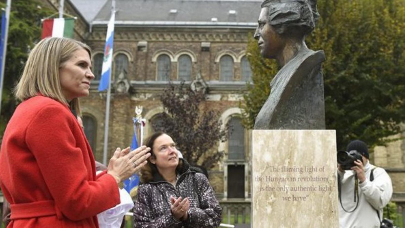 Colleen Bell, az Egyesült Államok budapesti nagykövete (b) és Claudia Walpuski, Németország budapesti nagykövetségének sajtóatta