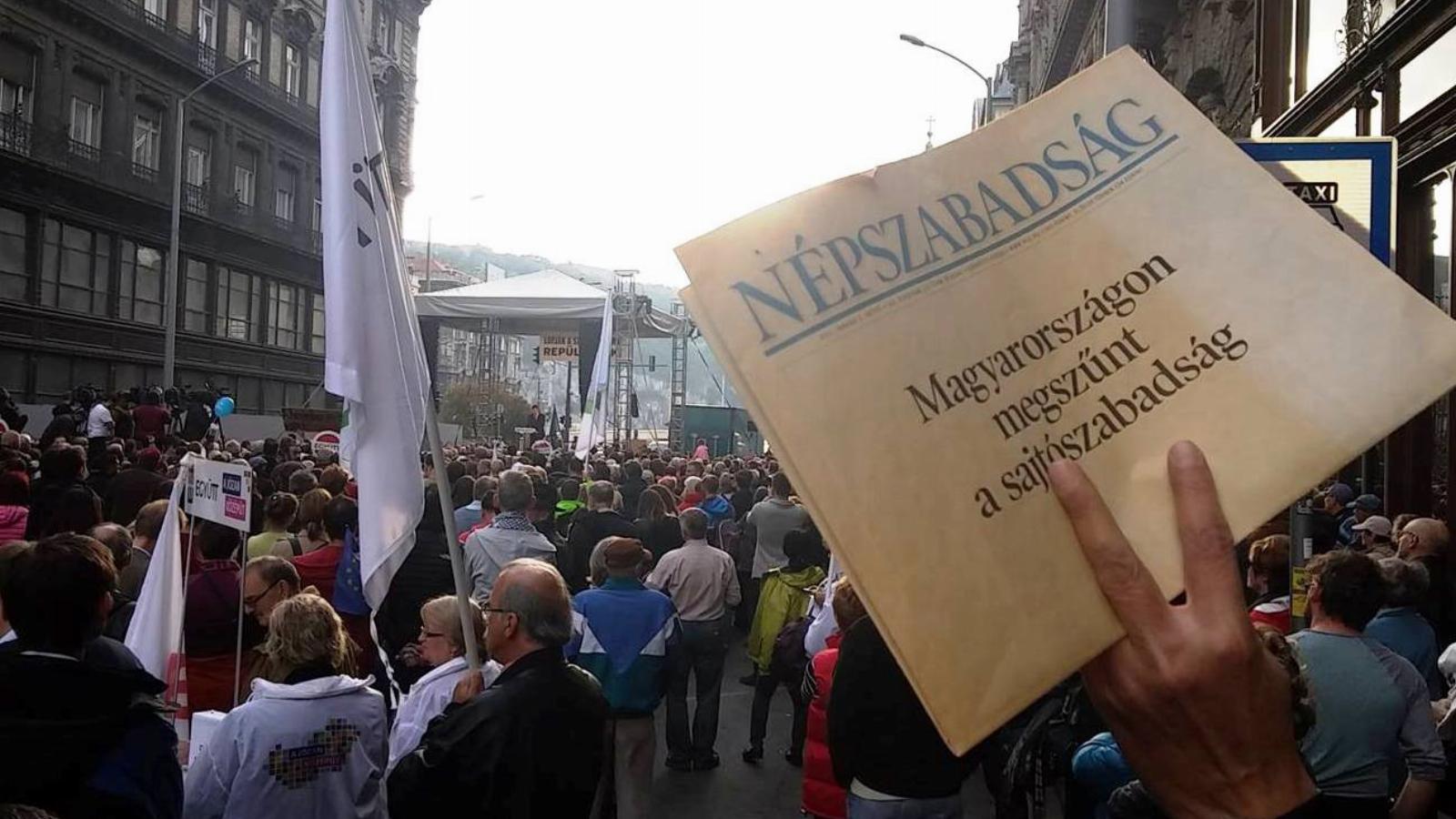 Korábbi tüntetés a Népszabadság bezárása ellen a Szabad sajtó úton. Forrás: Facebook/Népszabi szerkesztőség