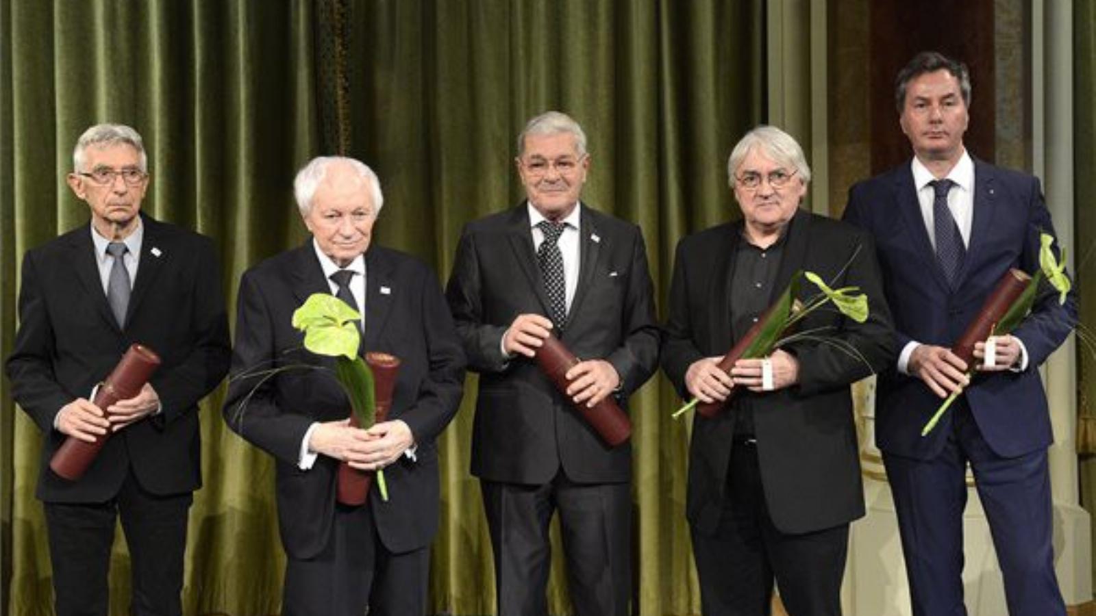 Bán Ferenc építőművész (b), Kalász Márton költő, író, műfordító (b2), Mécs Károly színművész (b3), Koltai Lajos operatőr (j2) és