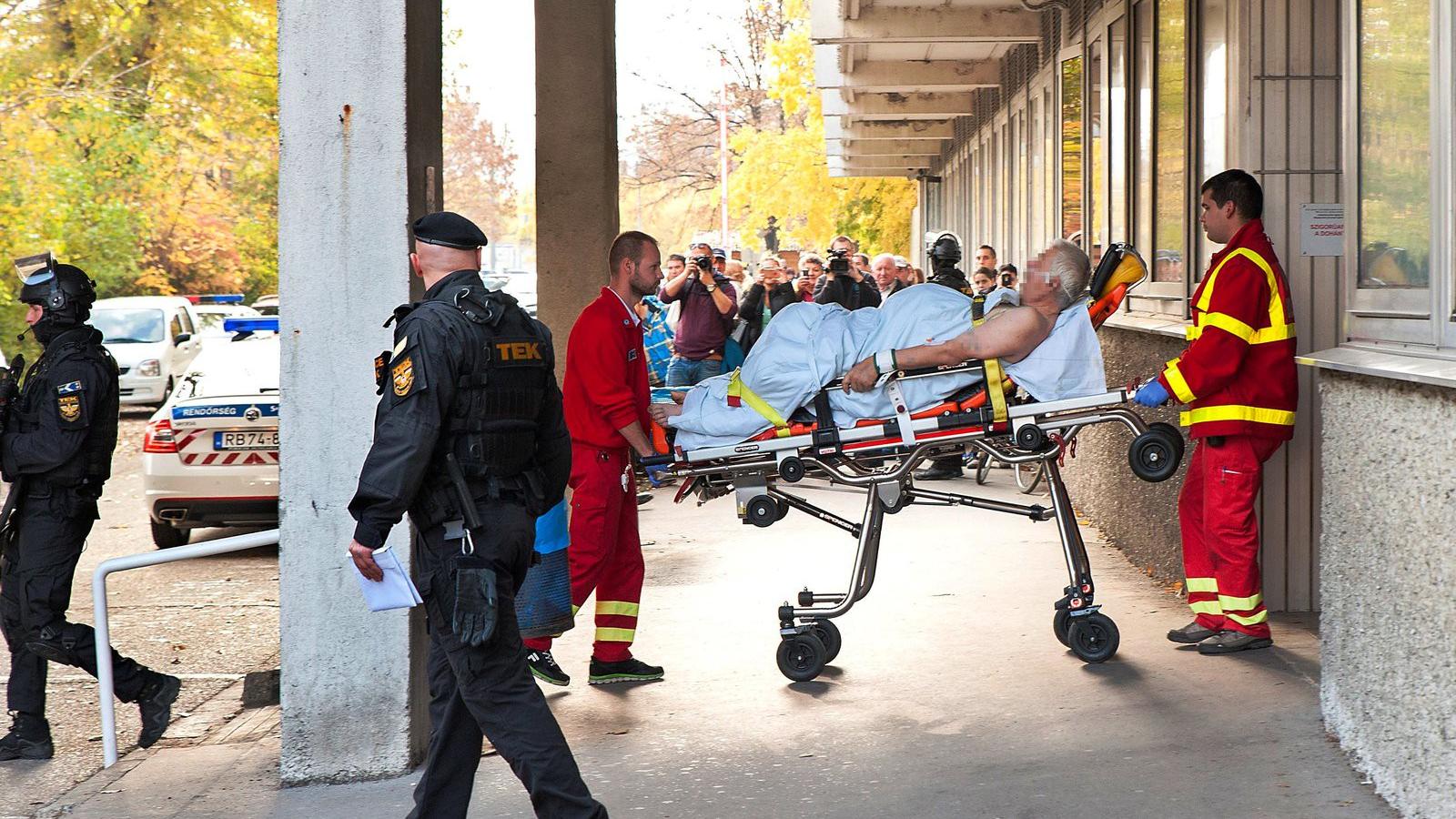 A győri kórházból a tököli rabkórházba szállították a gyanúsítottat október 27-én. MTI Fotó: Krizsán Csaba