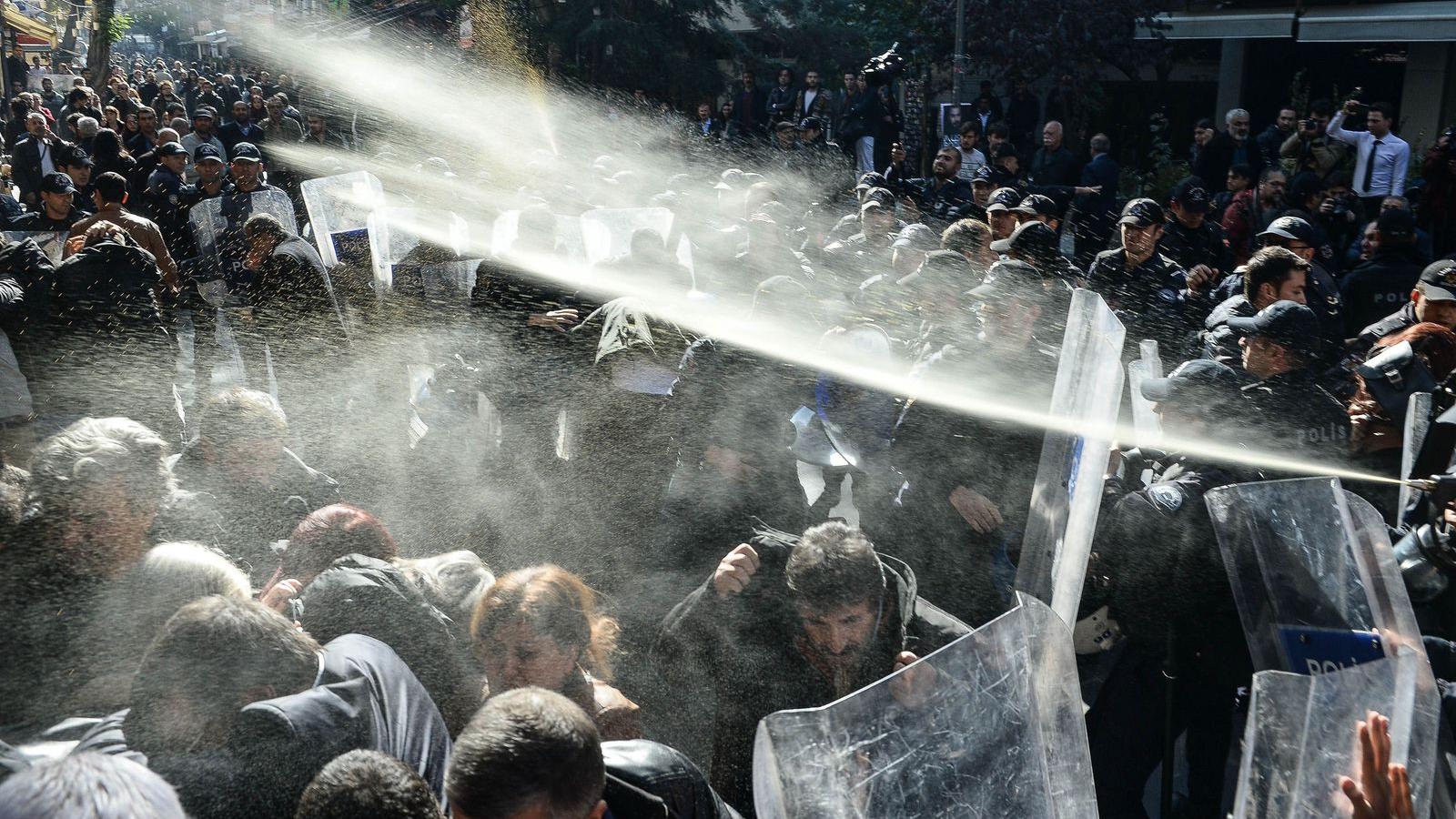 Vízágyúval és könnygázzal oszlatta a török rendőrség a kurd tüntetőket FOTÓ: EUROPRESS/GETTY IMAGES