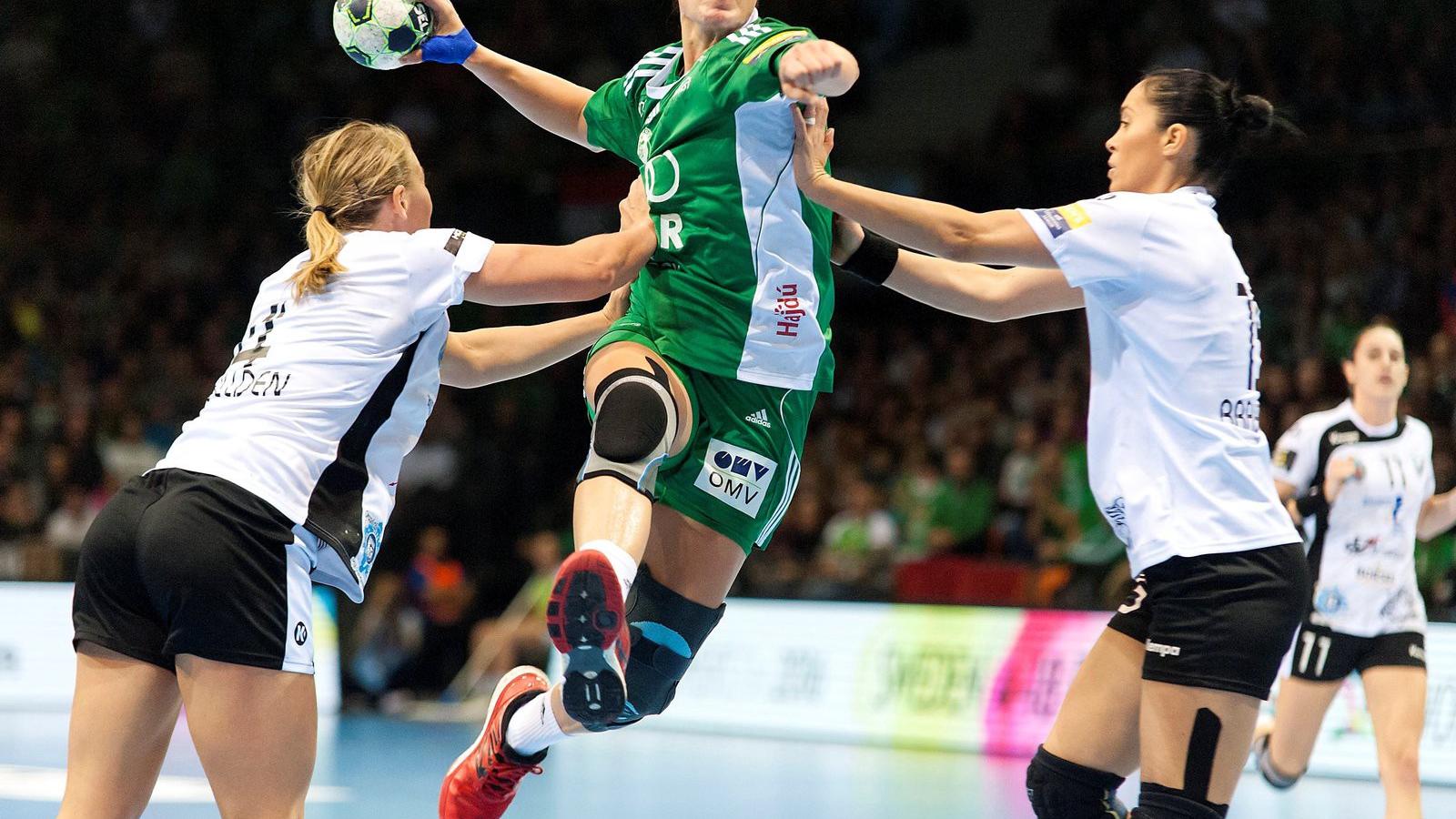 A győri Eduarda Amorim a női kézilabda Bajnokok Ligája csoportkörében játszott Győri Audi ETO KC - CSM Bucuresti mérkőzésen Győr