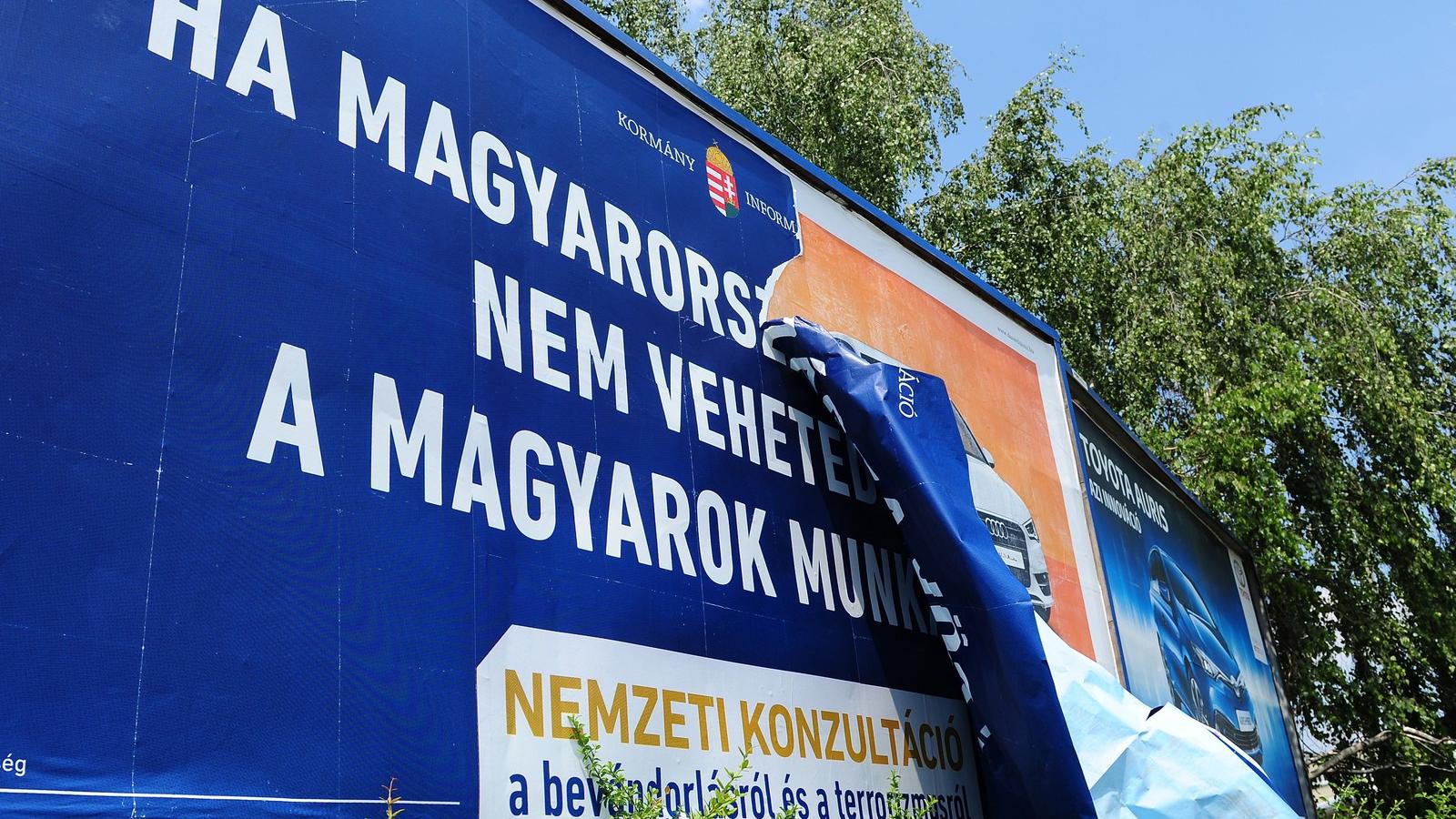 Szerzetes lemázolta a nemzeti konzultációs plakátot, de a „Magyarország” szót érintetlenül hagyta (képünk illusztráció) FOTÓ: VA