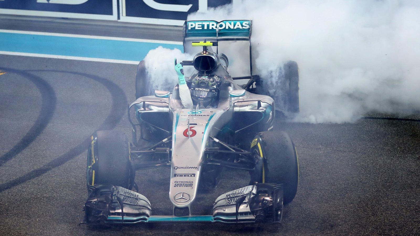 Az új bajnok és a győztes versenyautó – Rosberg ünnepel FOTÓ: EUROPRESS/GETTY IMAGES/CLIVE MASON