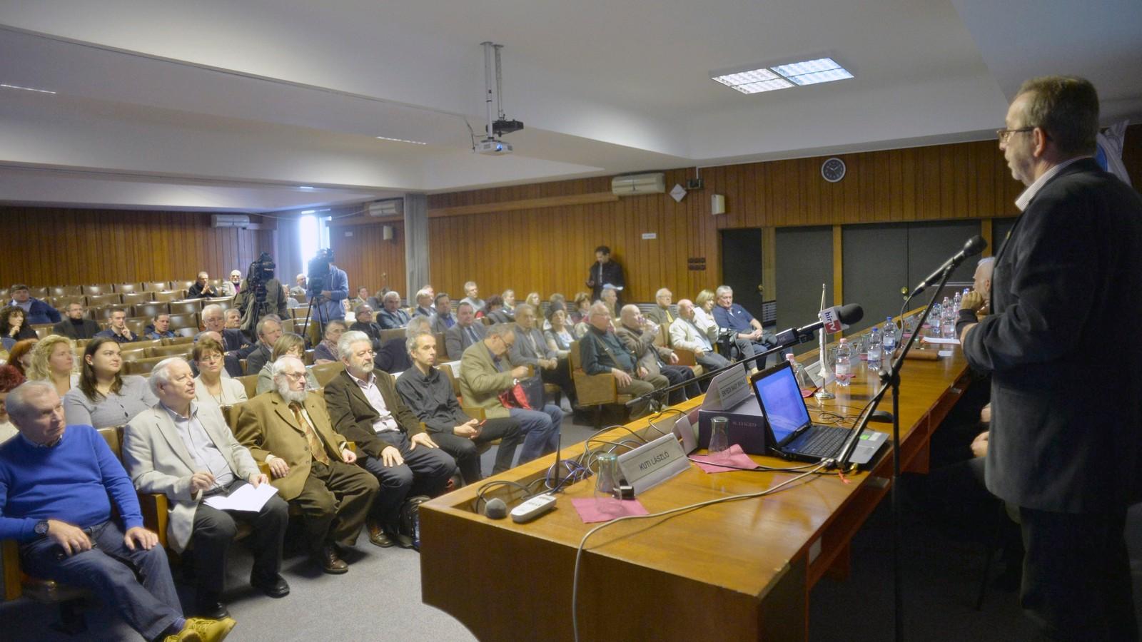 Elöl a szakszervezeti vezetők, mögöttük sok aktív és nyugdíjas újságíró volt kíváncsi a médiaelemzésekre FOTÓ: TÓTH GERGŐ