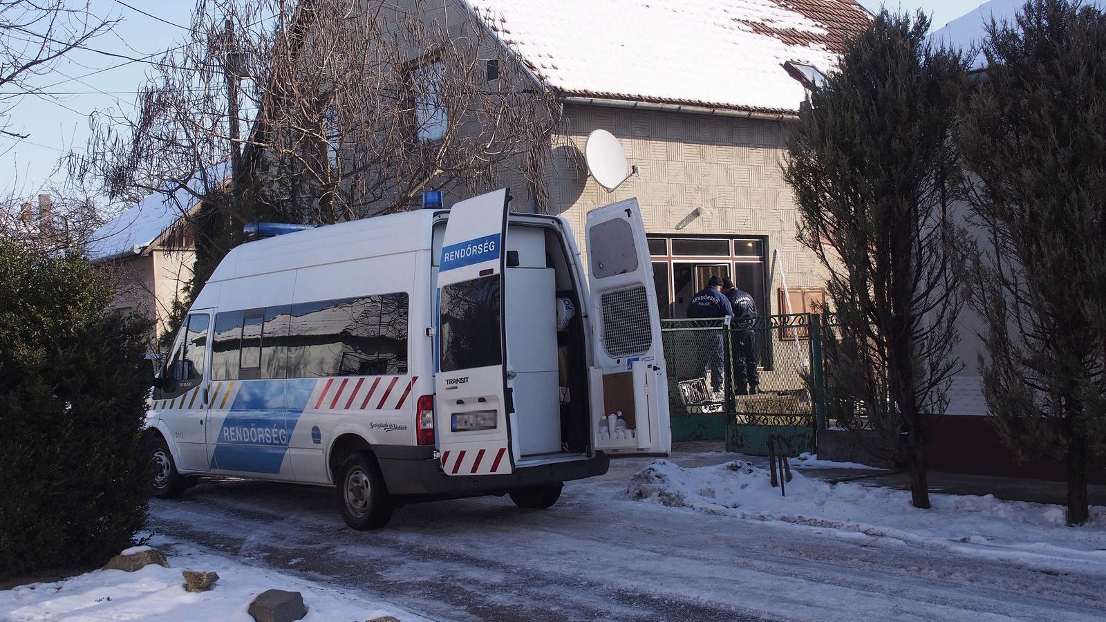 Rendőrök helyszínelnek egy lakiteleki családi házban, ahol egy 53 éves férfit és 81 éves édesanyját holtan találták 2014. februá