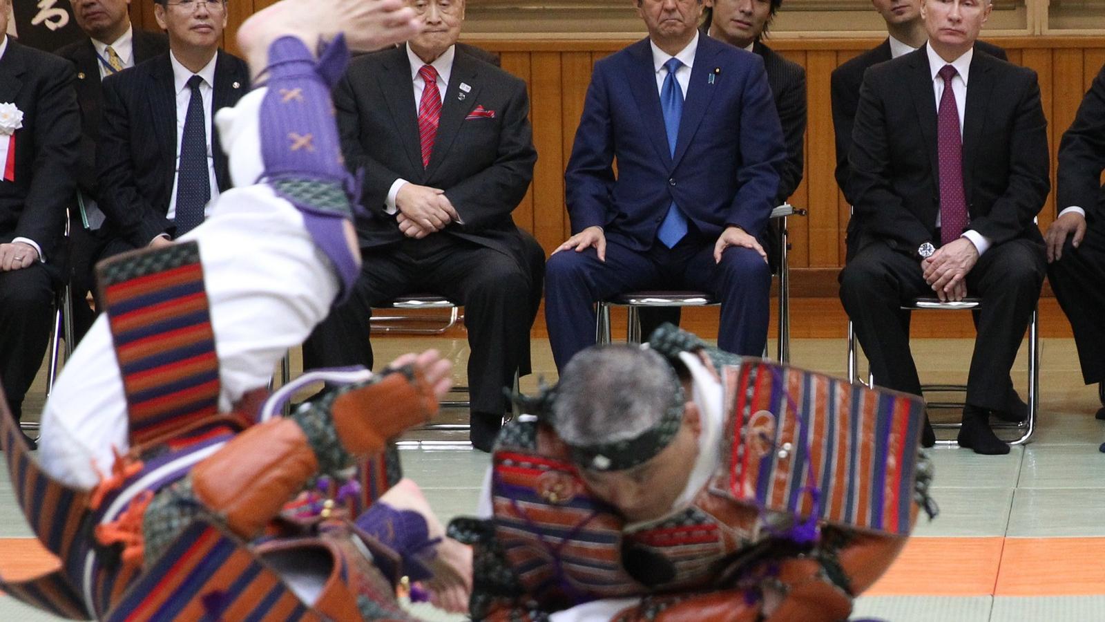 Abe Sinzo japán kormányfő ősi dzsúdó harcművészet megtekintésére invitálta a cselgáncsrajongó Vlagyimir Putyin orosz elnököt FOT